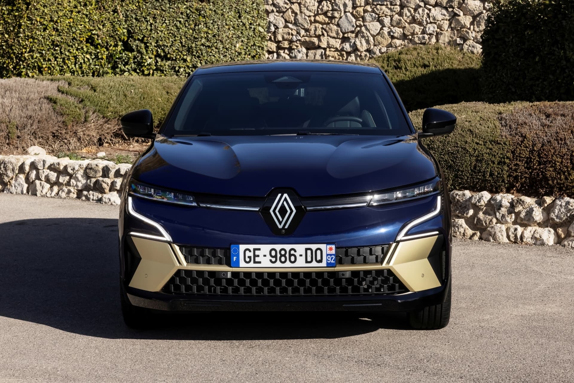 Vista de frente del Renault Mégane E-Tech, destacando su parrilla.