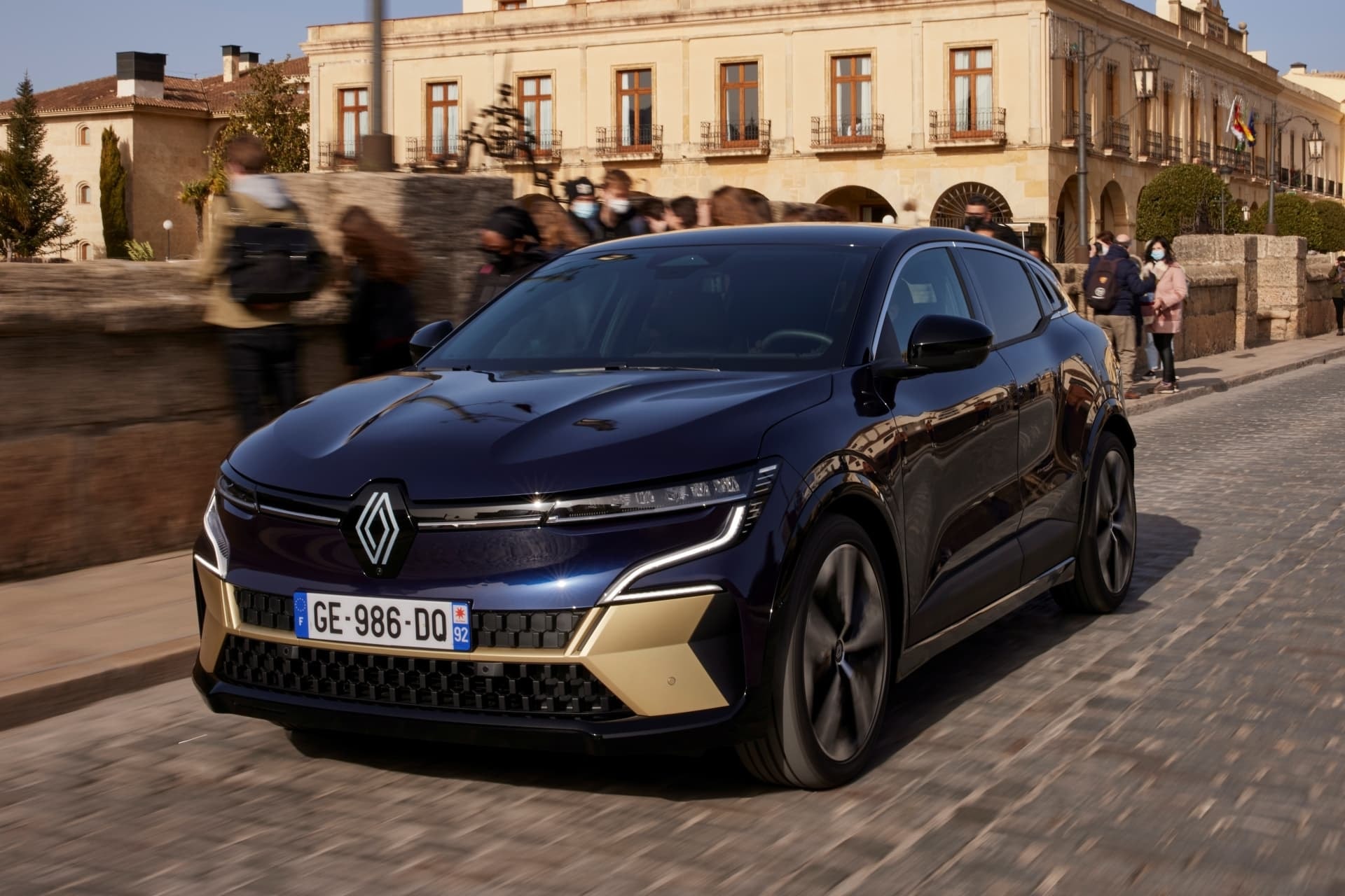 Frontal del Mégane E-Tech capturado en movimiento, muestra su diseño vanguardista.