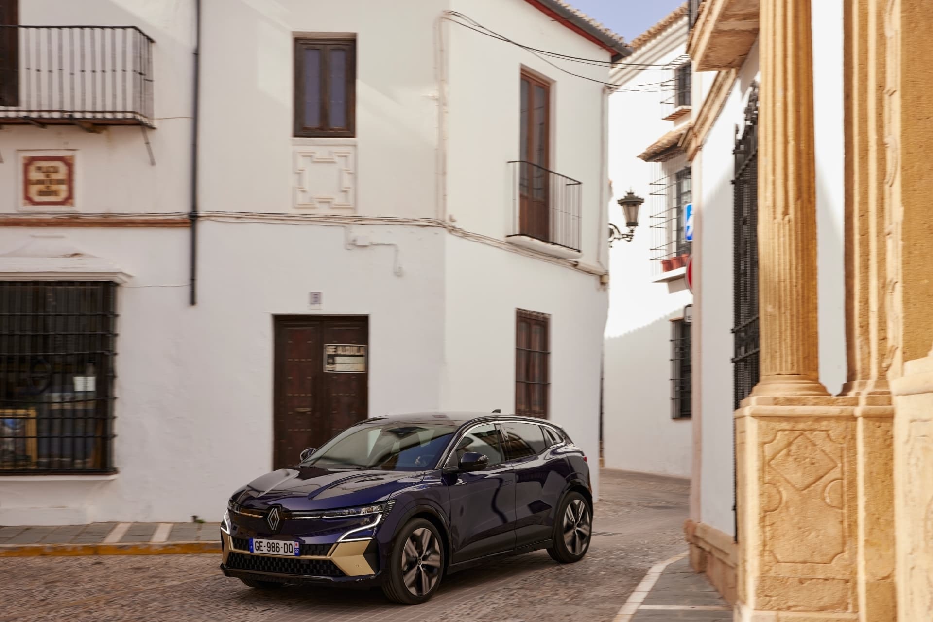 Vista lateral del Renault Mégane E-Tech eléctrico en entorno urbano.