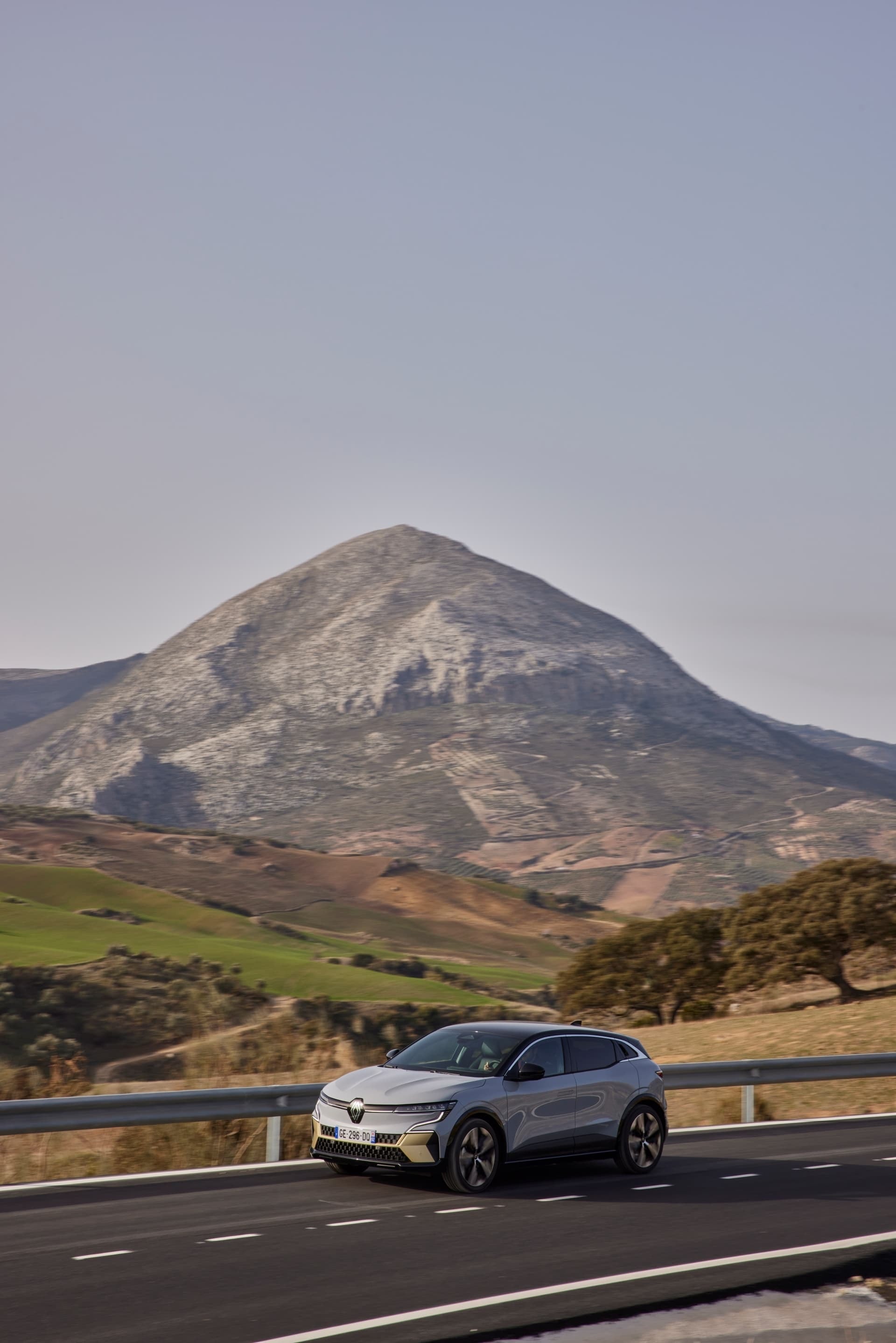 Perfil lateral del Renault Mégane E-Tech en entorno montañoso