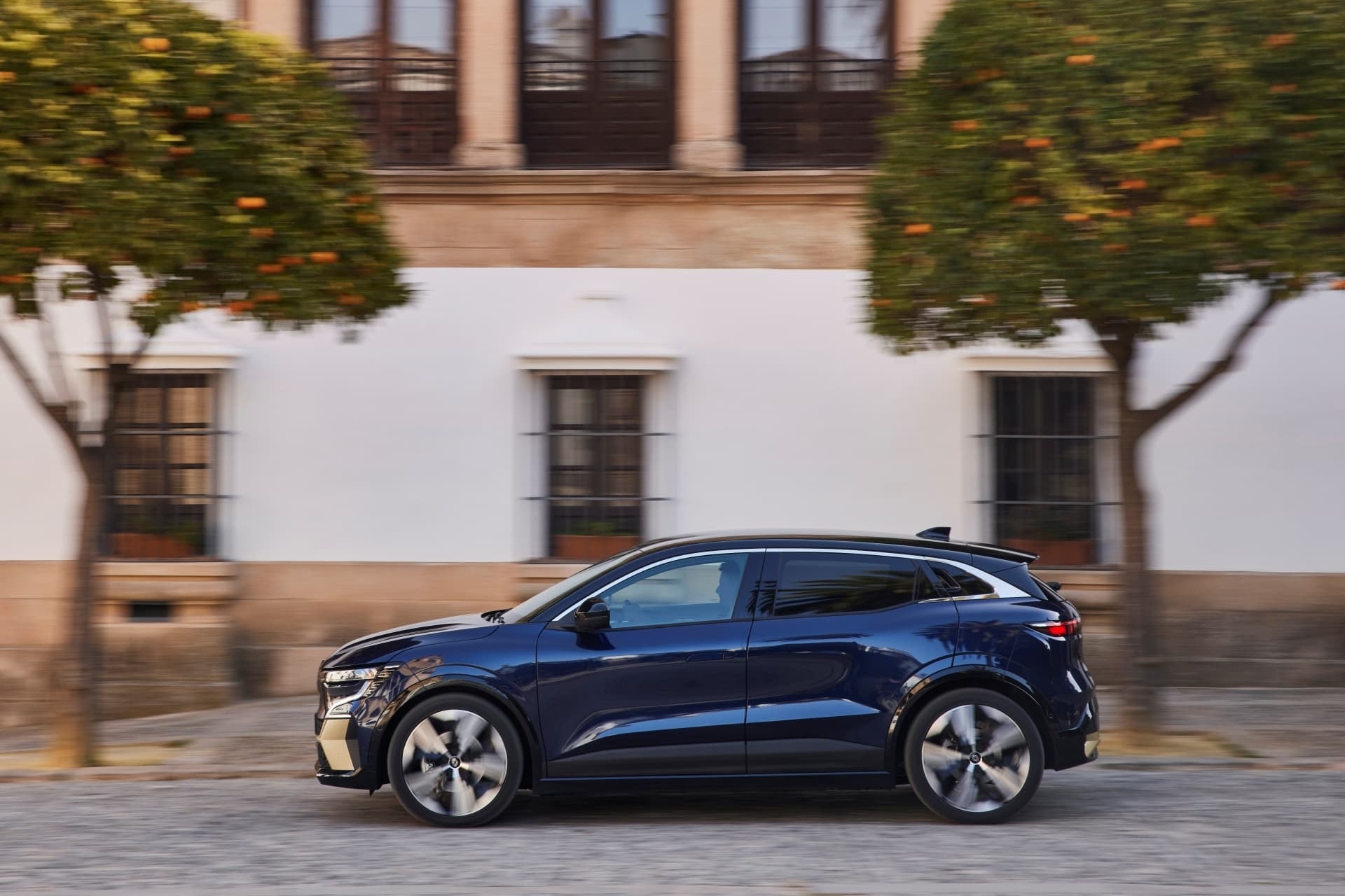 Vista lateral dinámica del Mégane E-Tech eléctrico en marcha.