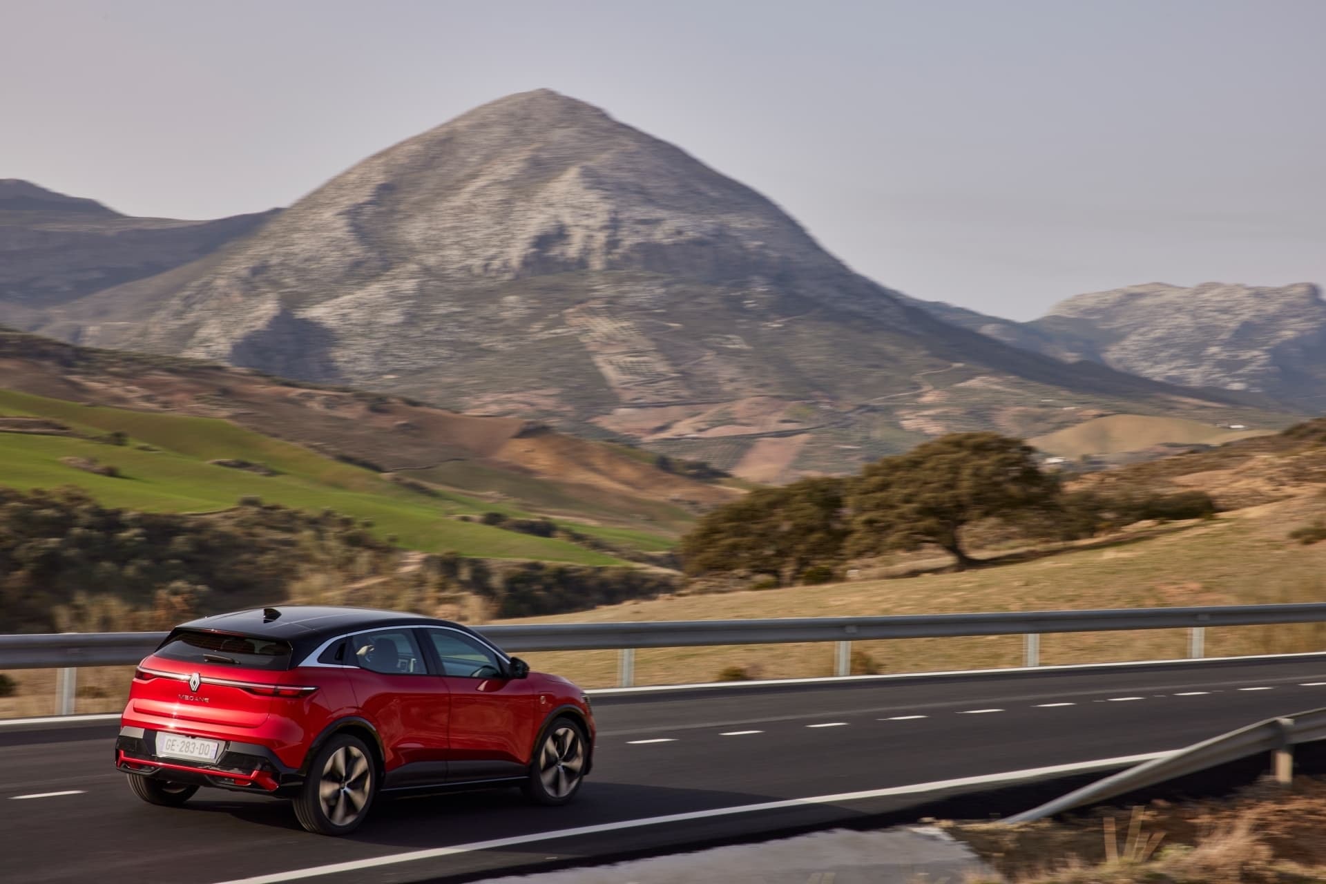Vista lateral trasera del Mégane E-Tech eléctrico enfatizando su contorno y luces.