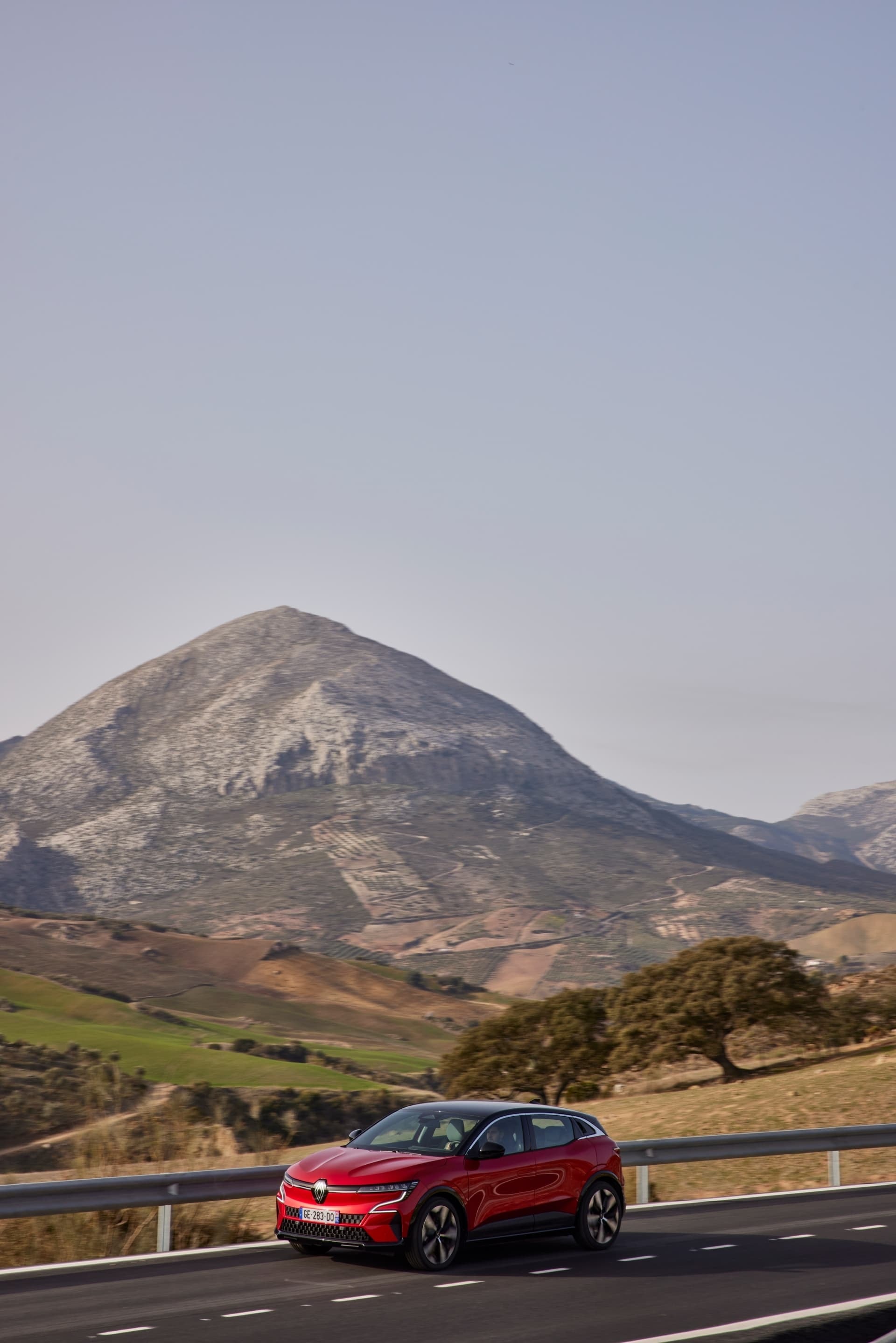 Renault Mégane E-Tech en entorno montañoso mostrando su línea lateral.