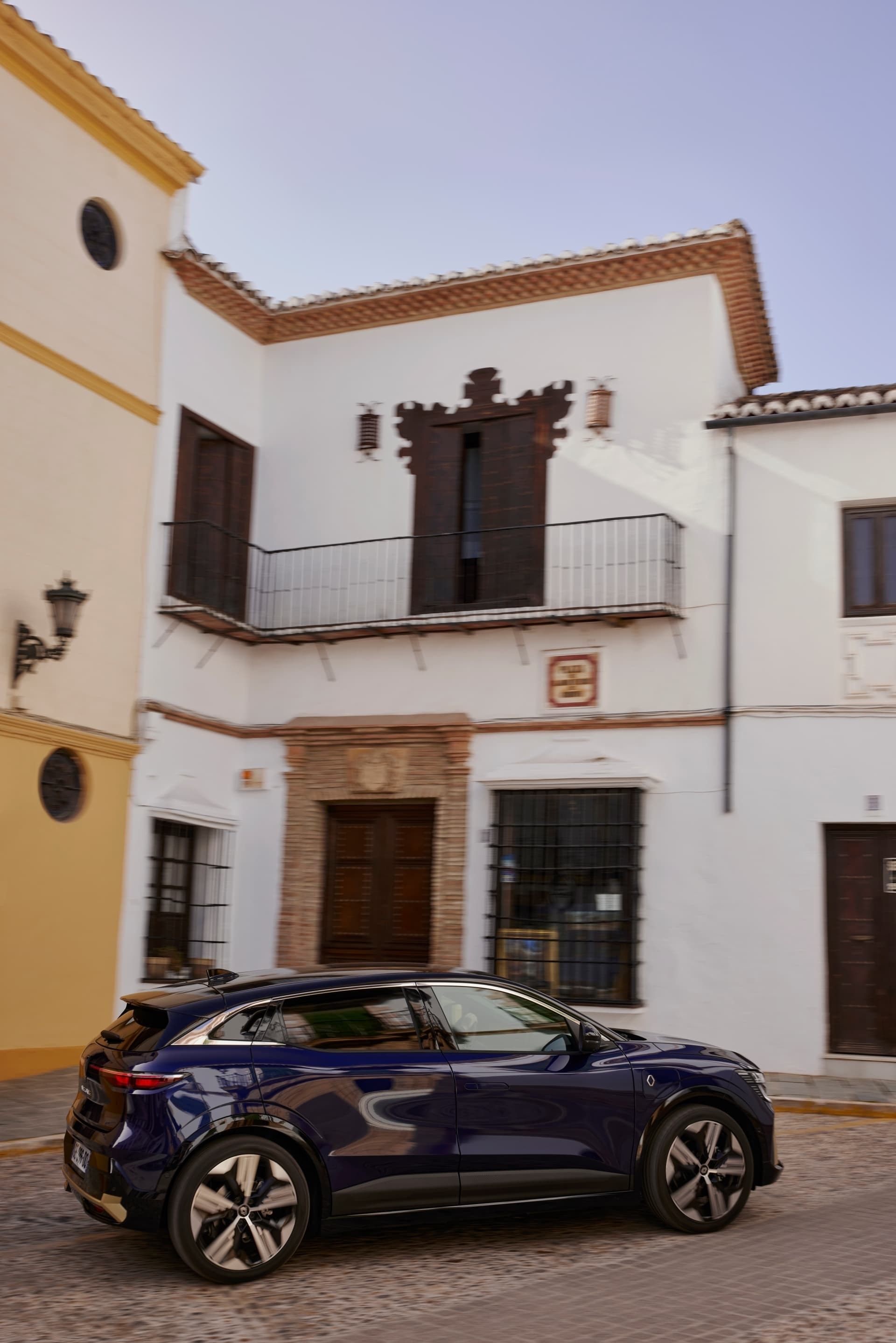 Imagen lateral del Mégane E-Tech enfatizando su diseño y techo.