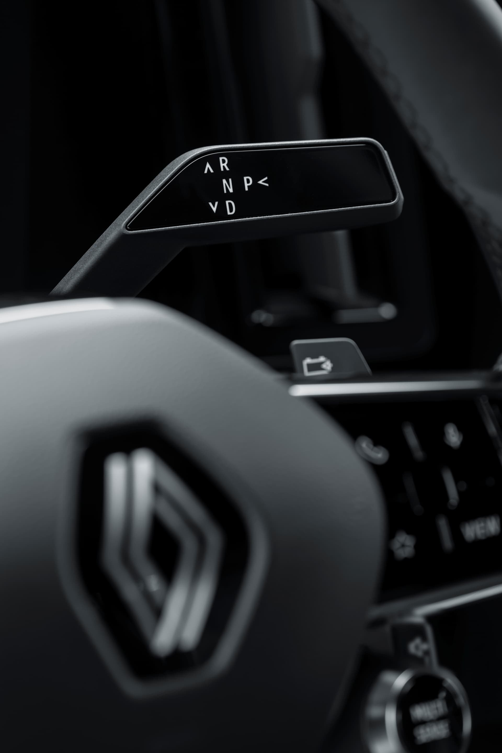 Detalle del selector de cambio del Mégane E-Tech, con indicadores digitales.