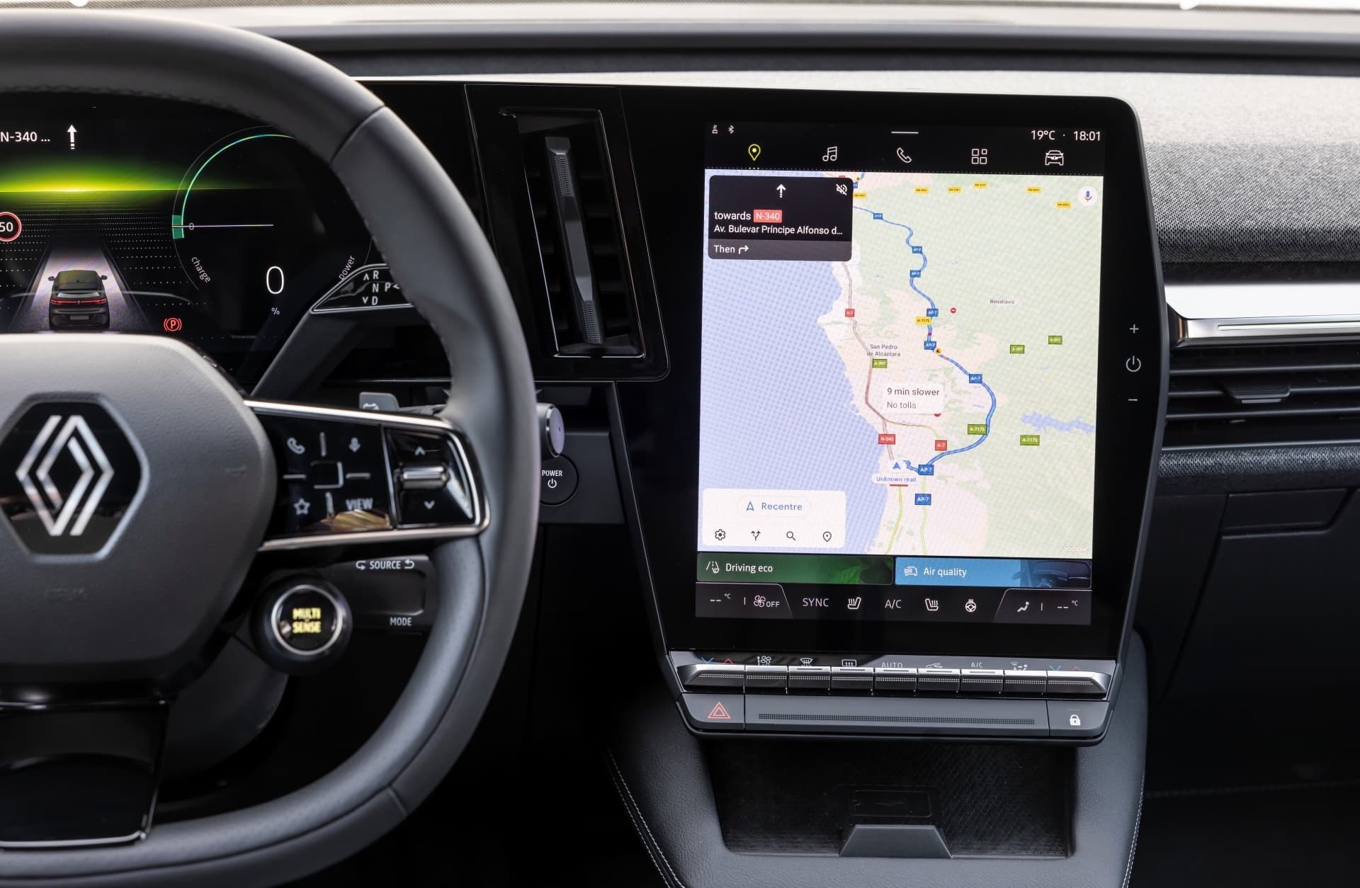 Pantalla táctil multimedia con navigación en el Renault Mégane E-Tech eléctrico.