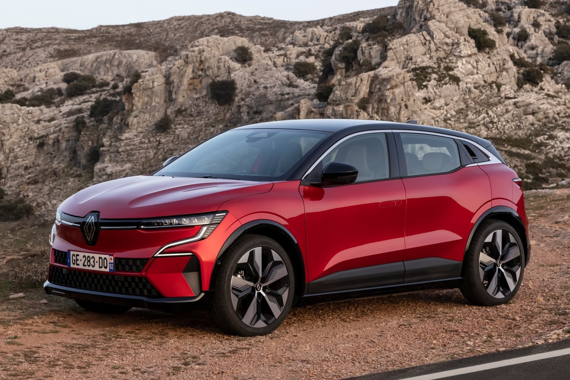 Vista angular del Renault Mégane E-Tech eléctrico resaltando su estilizada silueta.