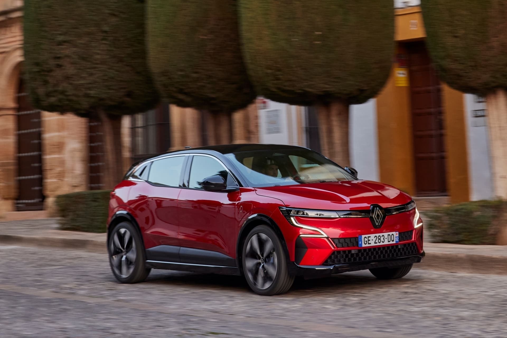 Perfil lateral del Mégane E-Tech exhibiendo su línea dinámica.