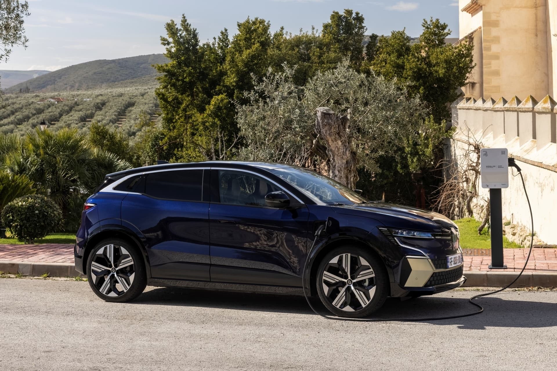 Renault Mégane E-Tech durante recarga, foco en la sostenibilidad.