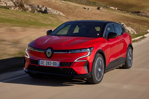 Renault Mégane E-Tech eléctrico dinámico en carretera.