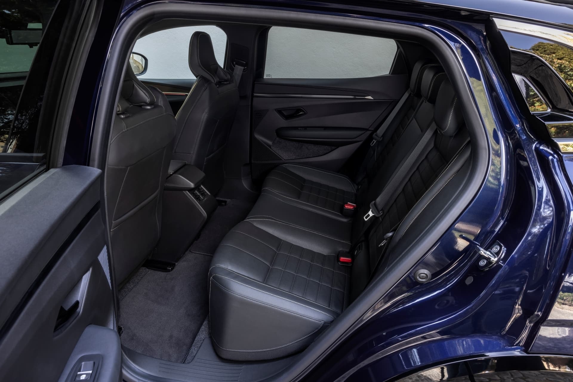 Asientos traseros en acabado gris con acentos en azul.