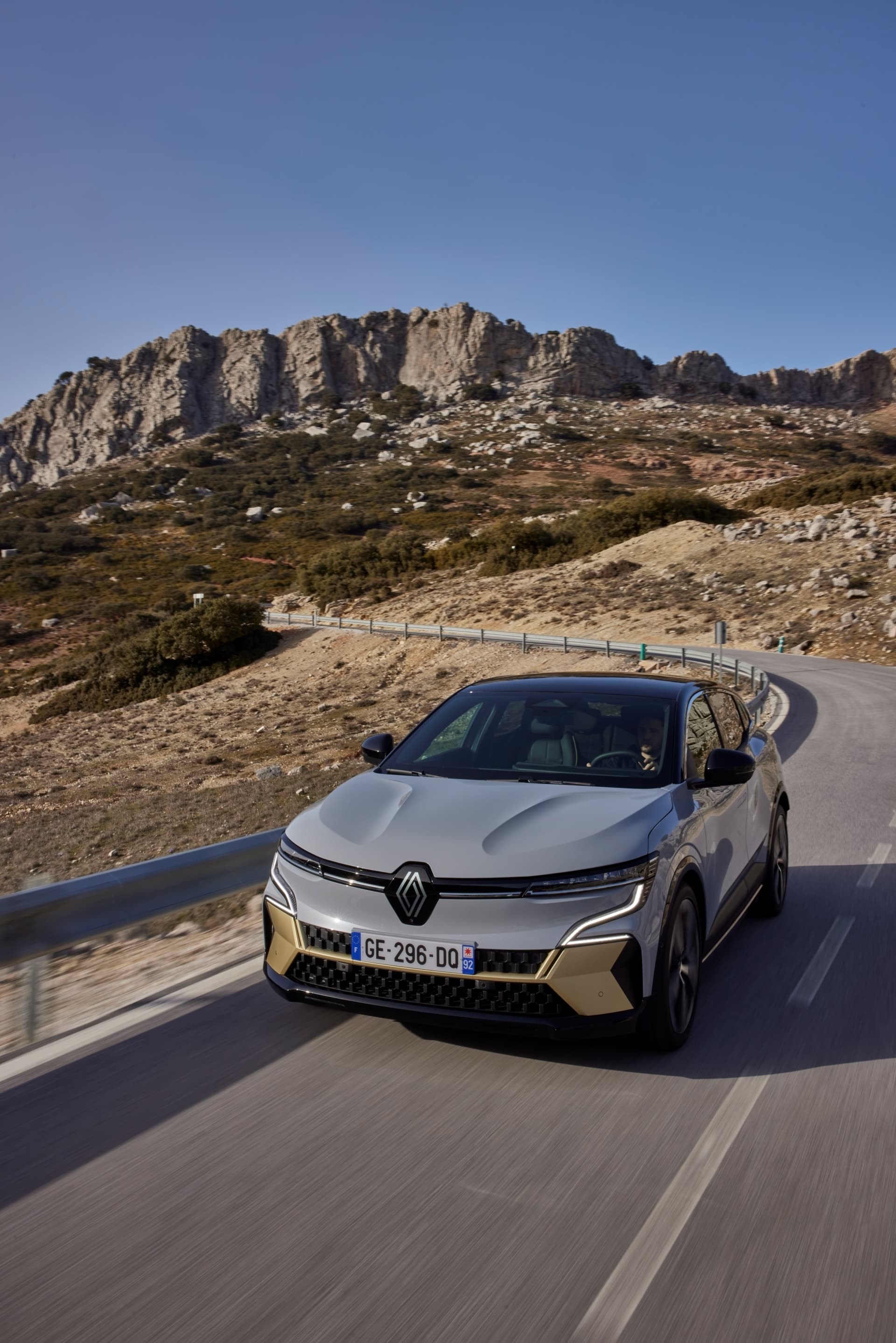 Imagen frontal del Mégane E-Tech eléctrico en carretera