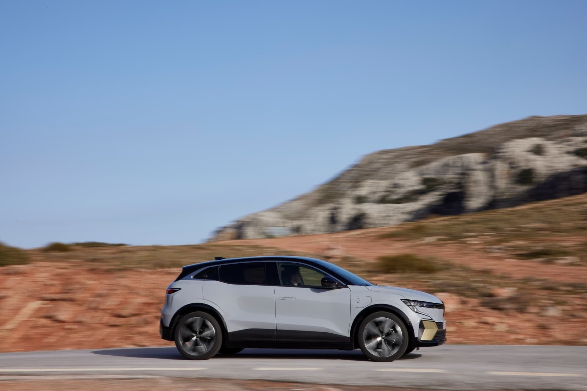 Mégane E-Tech eléctrico capturado en movimiento lateral