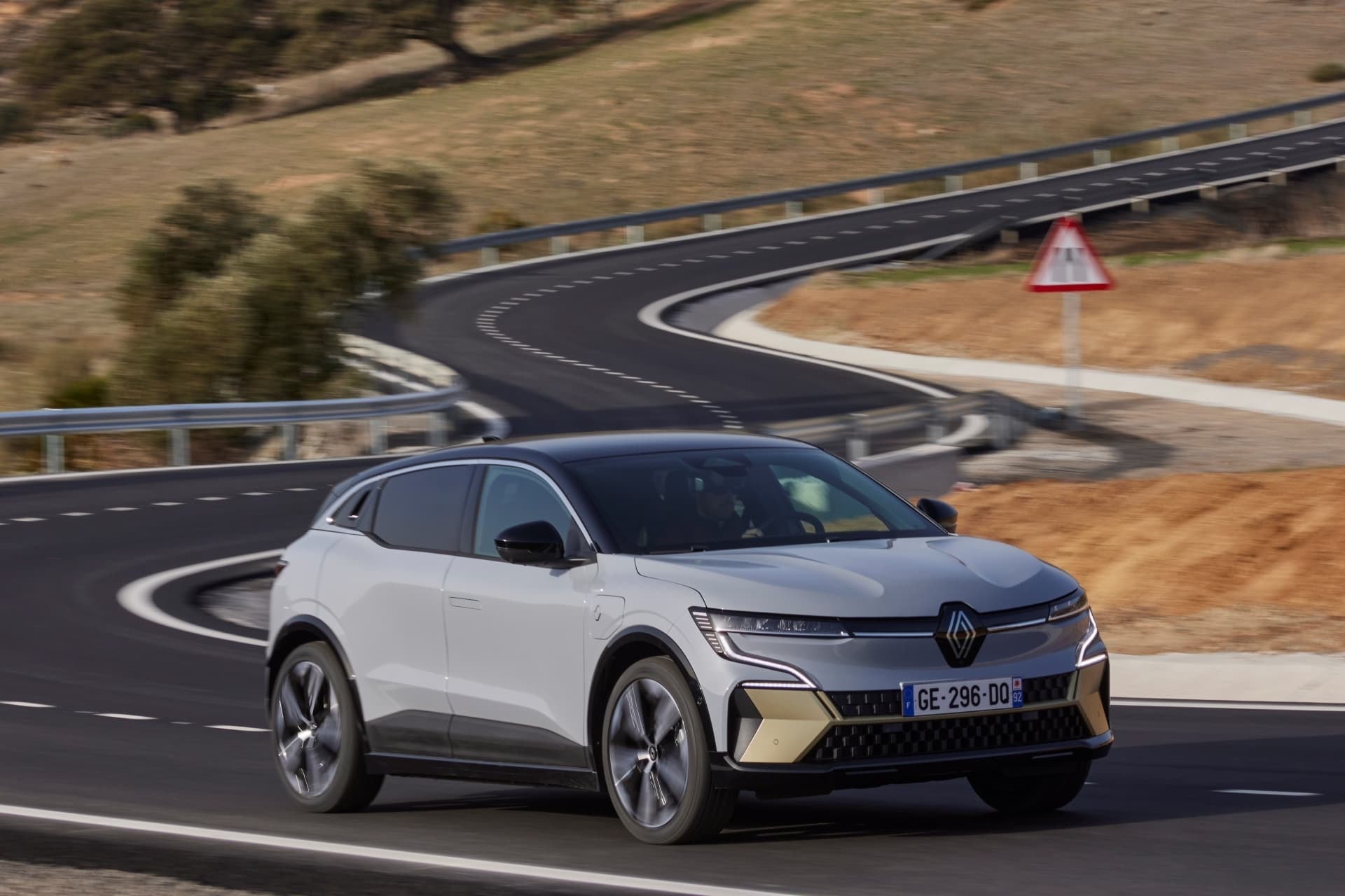 Imagen dinámica lateral de la versión eléctrica del Mégane E-Tech.