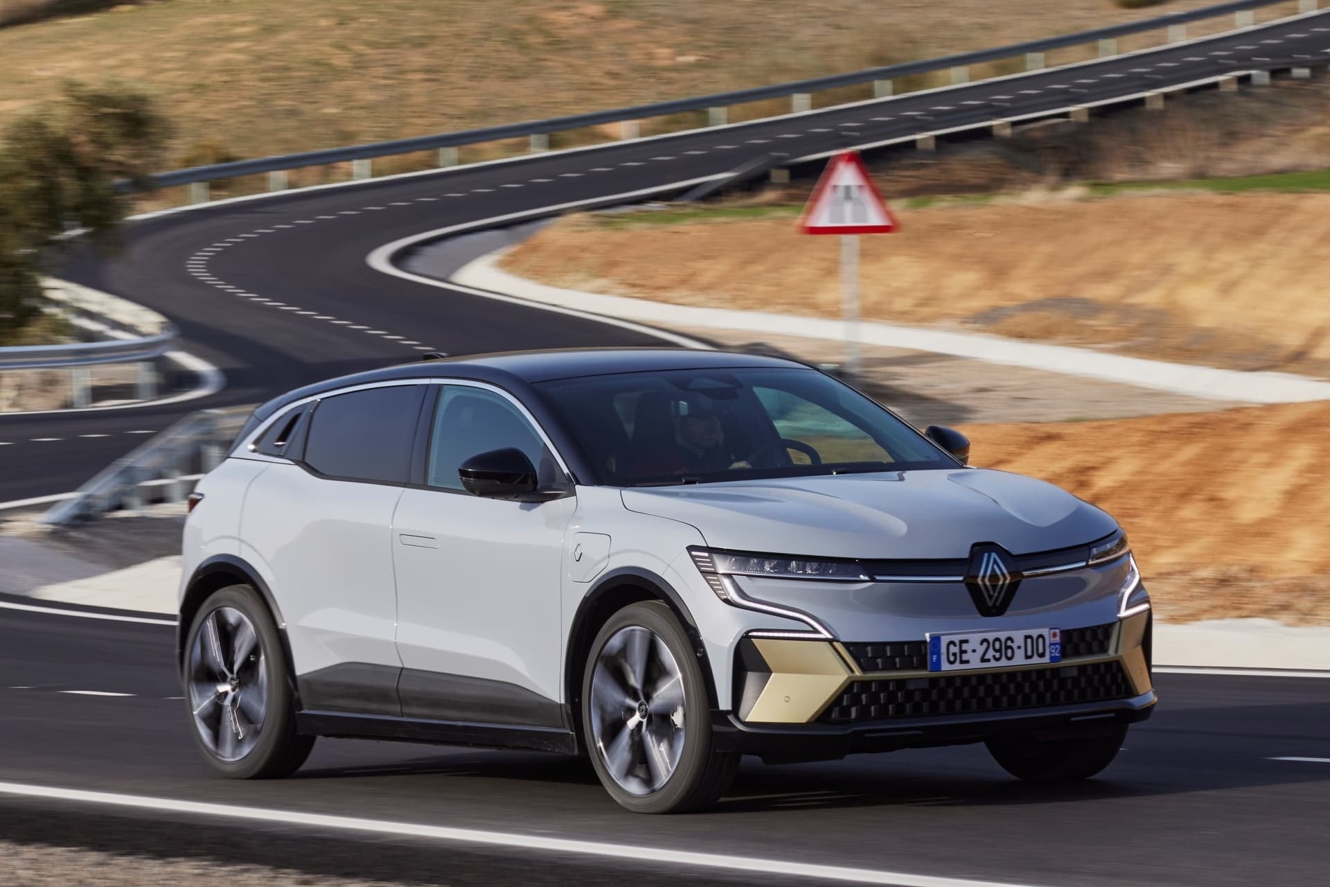 Perfil lateral del Renault Mégane E-Tech en movimiento demostrando líneas modernas.