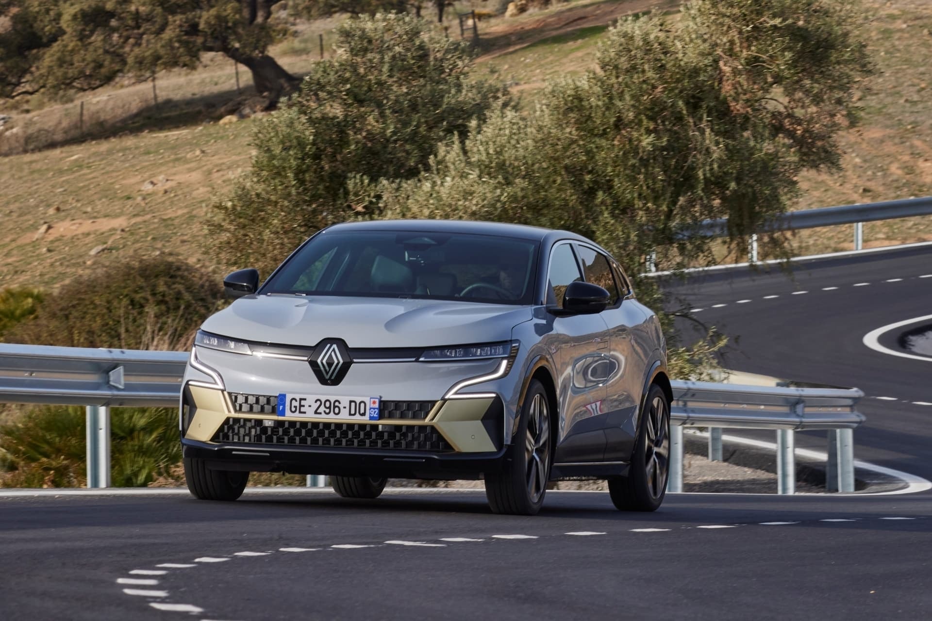Perfil frontal dinámico del Mégane E-Tech eléctrico en carretera.
