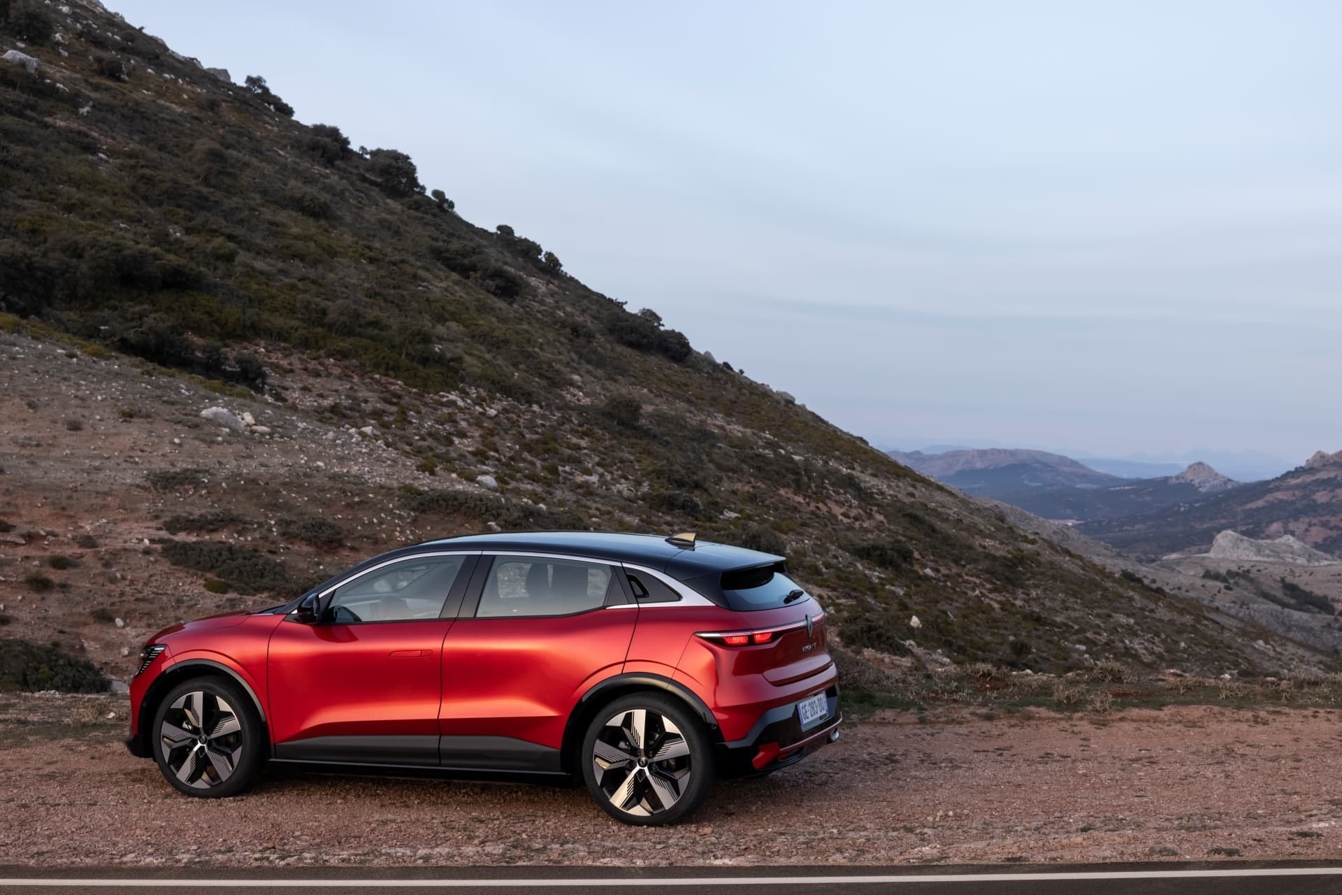 Perspectiva trasera lateral del Mégane E-Tech destacando su diseño aerodinámico.