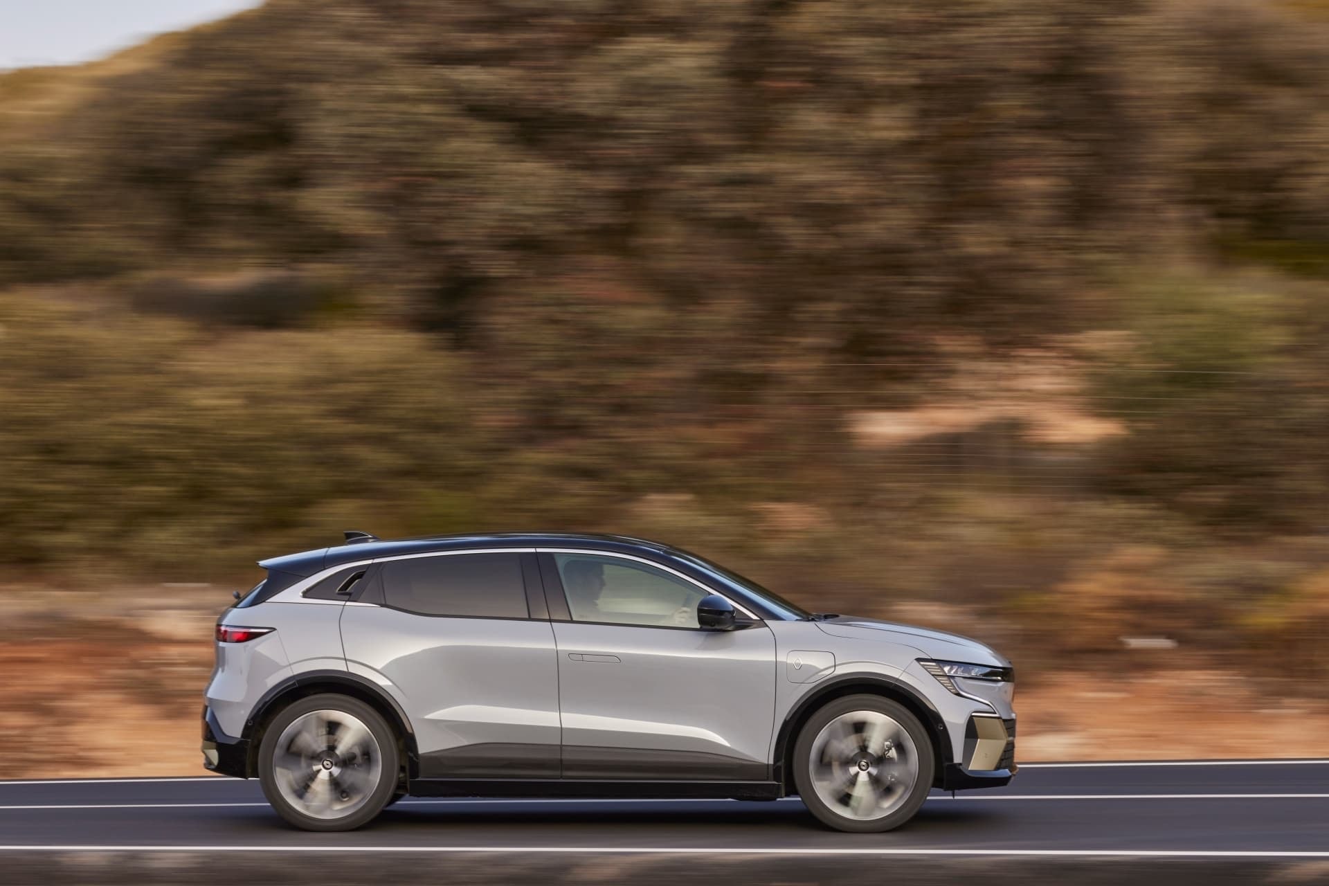 Perfil lateral del Mégane E-Tech capturado con velocidad de fondo