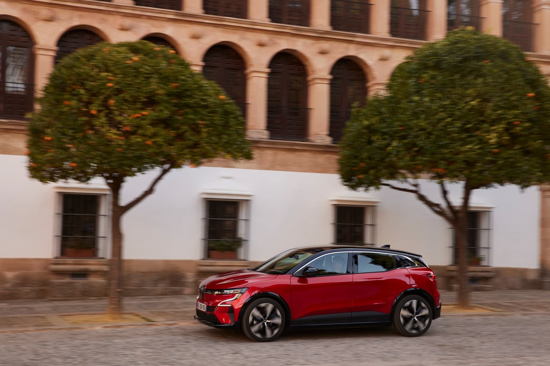 Vista lateral en movimiento que muestra el flujo aerodinámico del diseño.
