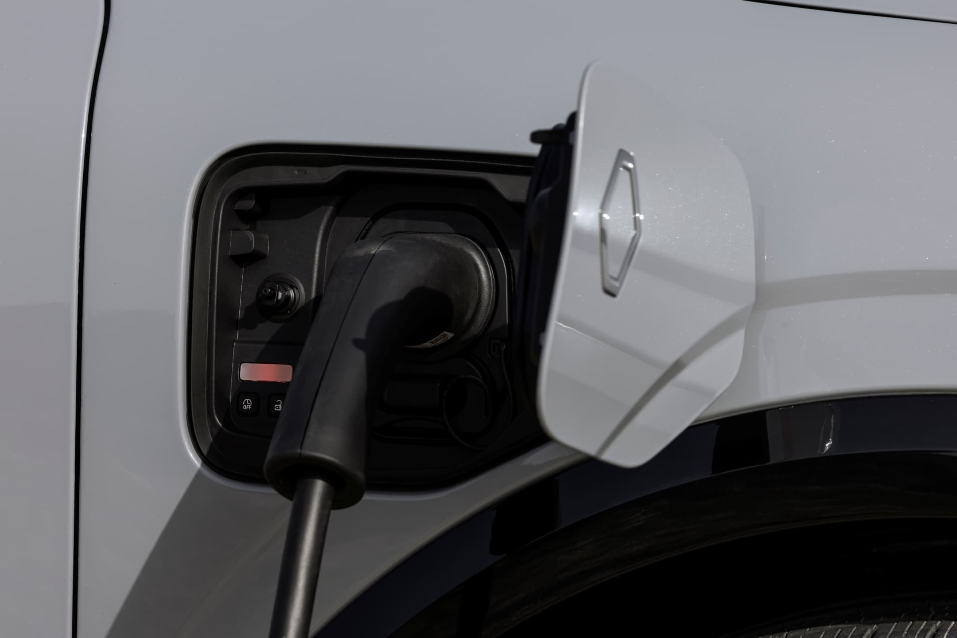 Toma de carga del Mégane E-Tech eléctrico, mostrando su acceso fácil.