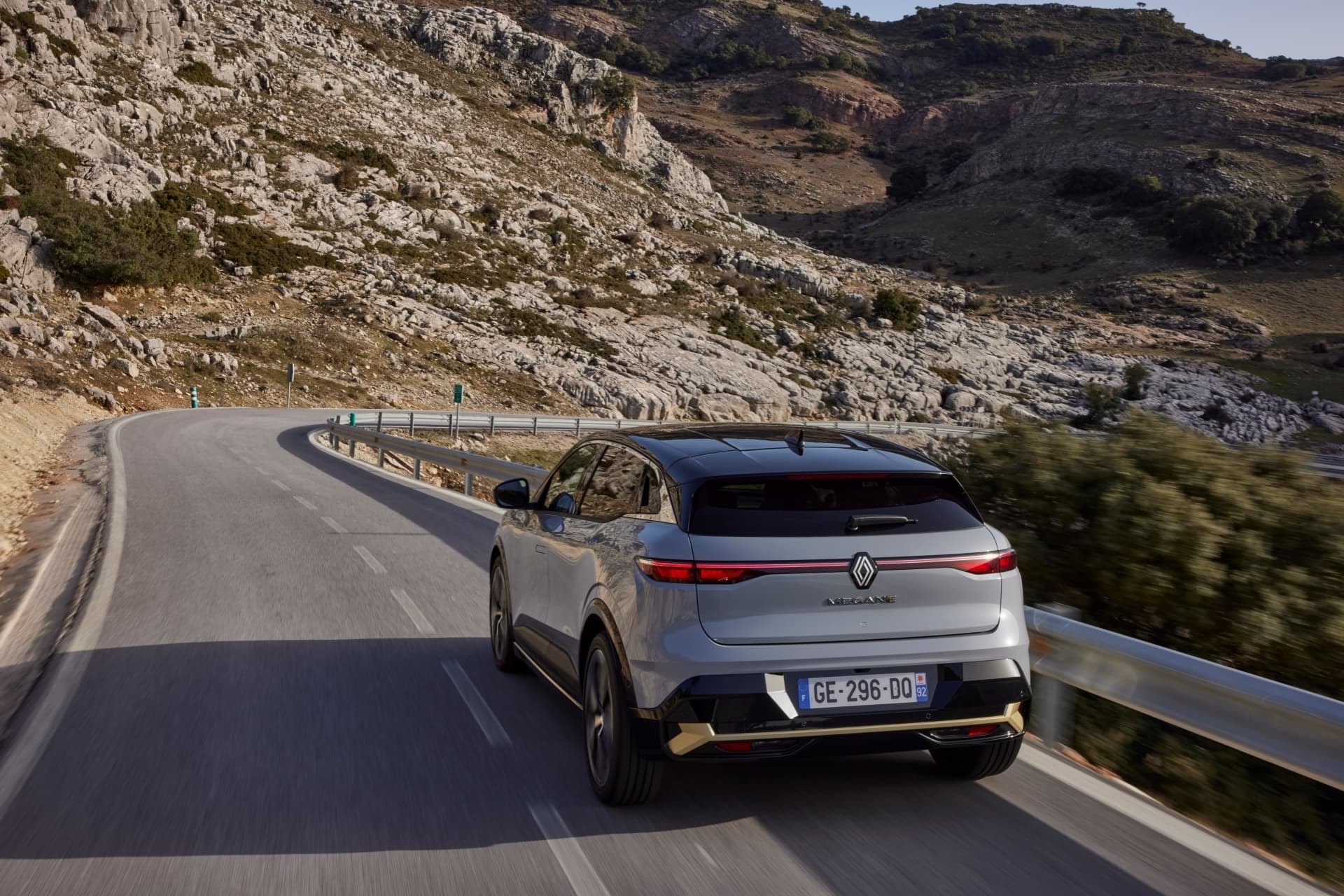 Vista trasera destacando líneas y curvas del modelo