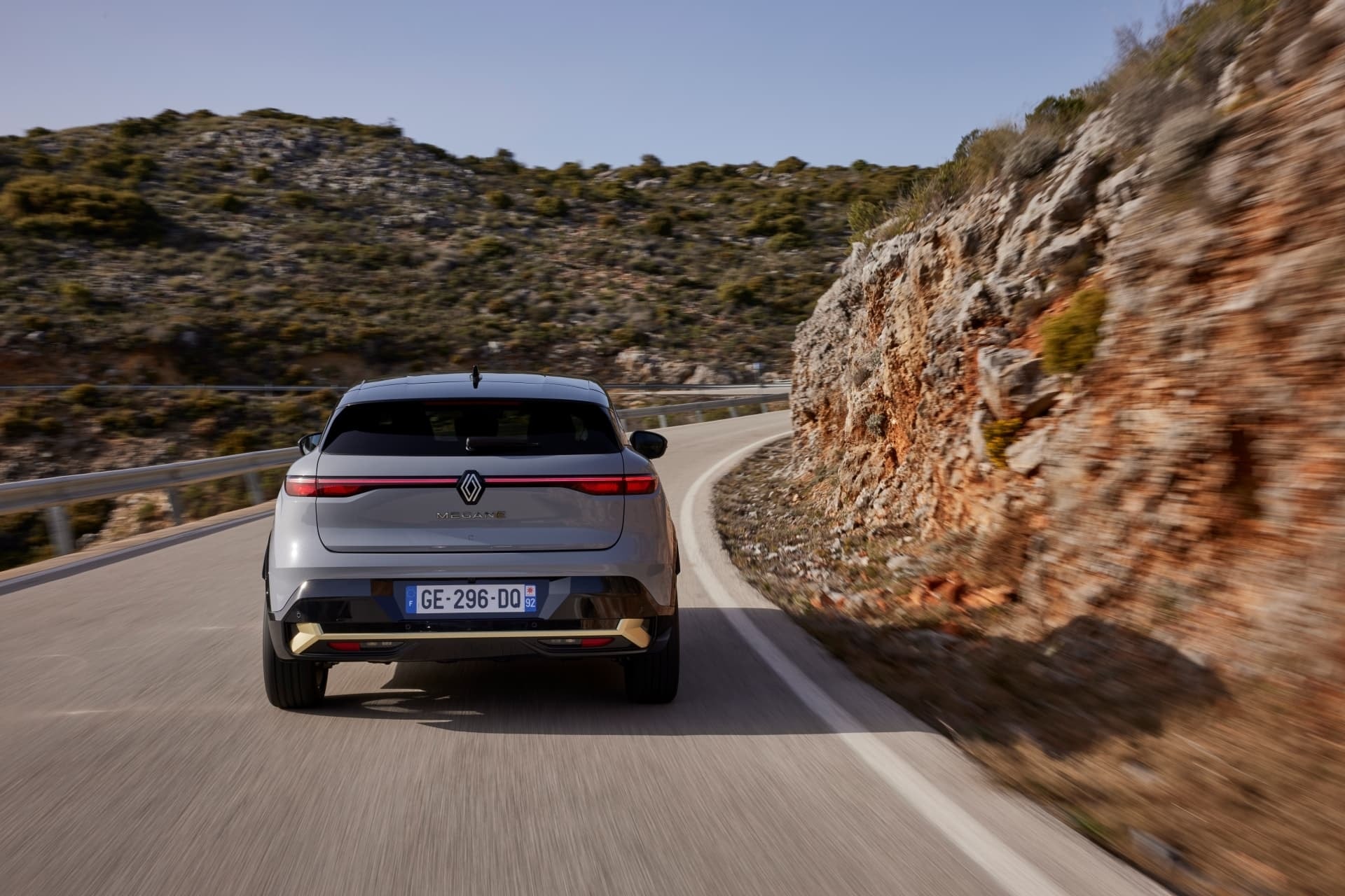 Vista trasera del Renault Mégane E-Tech eléctrico en un entorno natural.