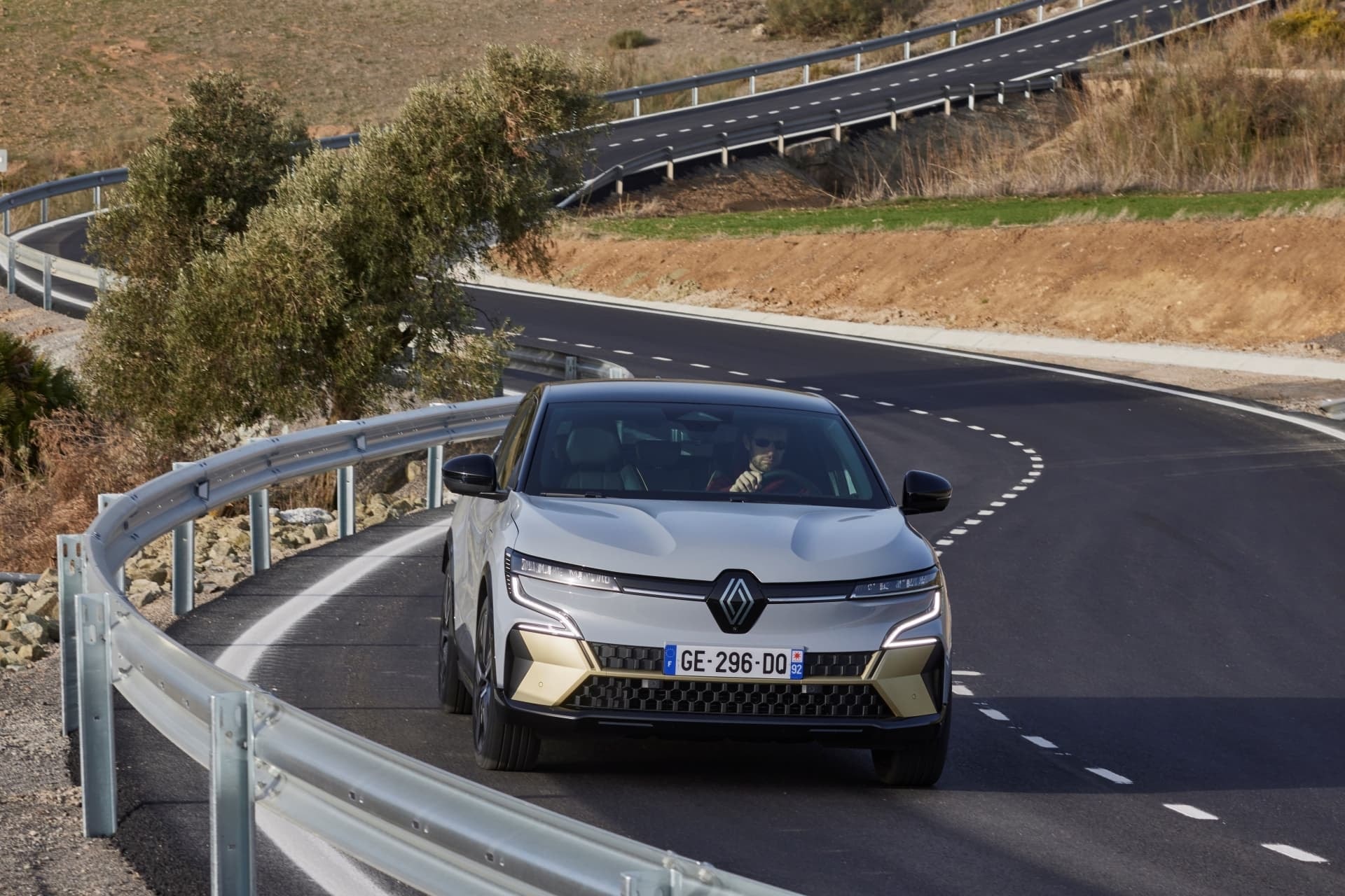 Vista frontal del Renault Mégane E-Tech eléctrico en vía abierta.