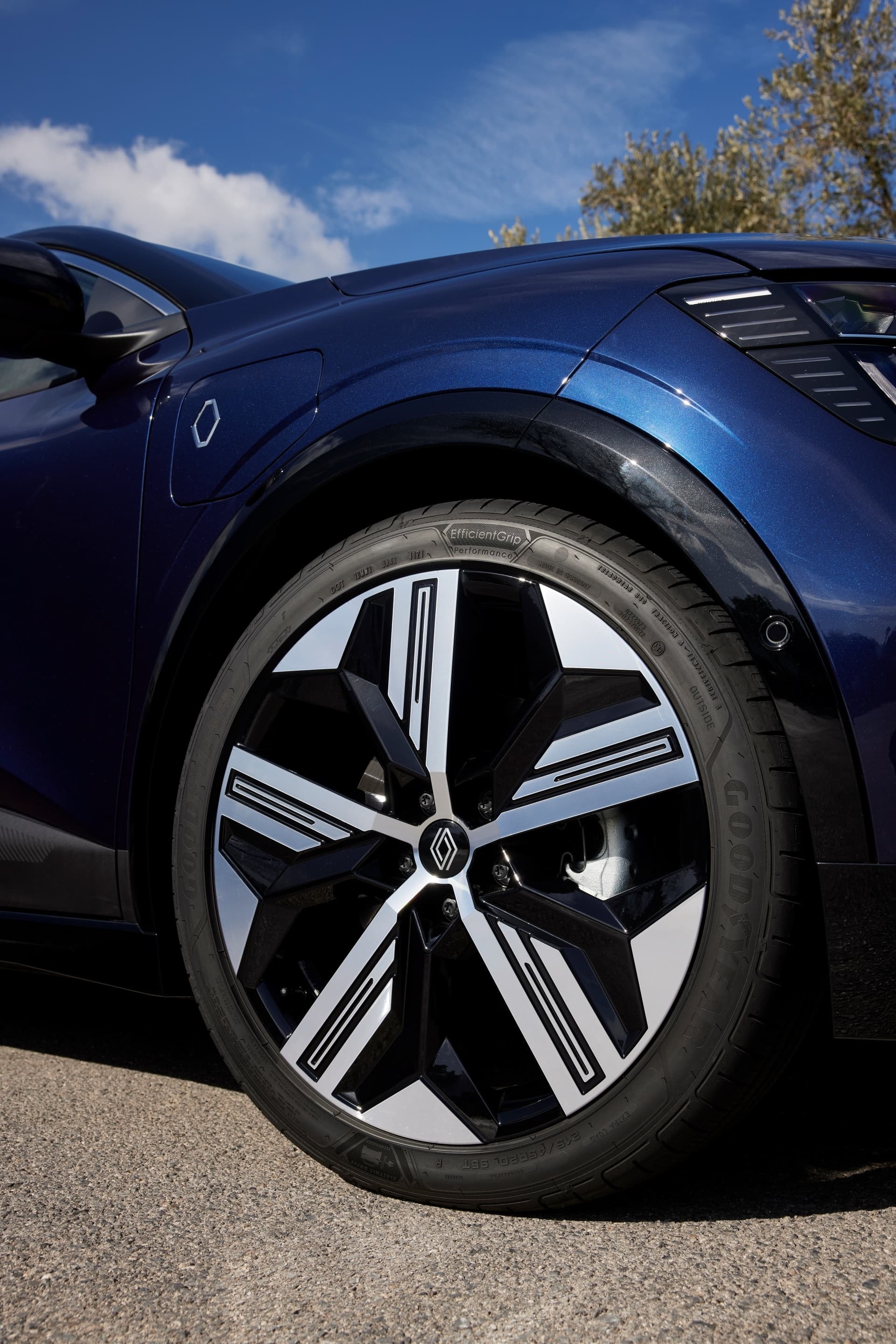 Rueda delantera del Mégane E-Tech, diseño moderno y atractivo.