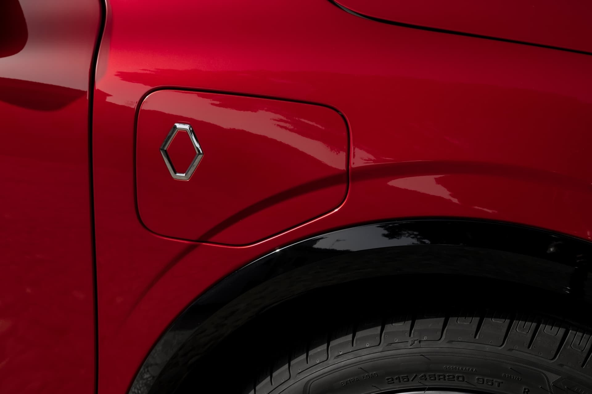 Detalle de la tapa de la toma de carga del Renault Mégane E-Tech eléctrico.