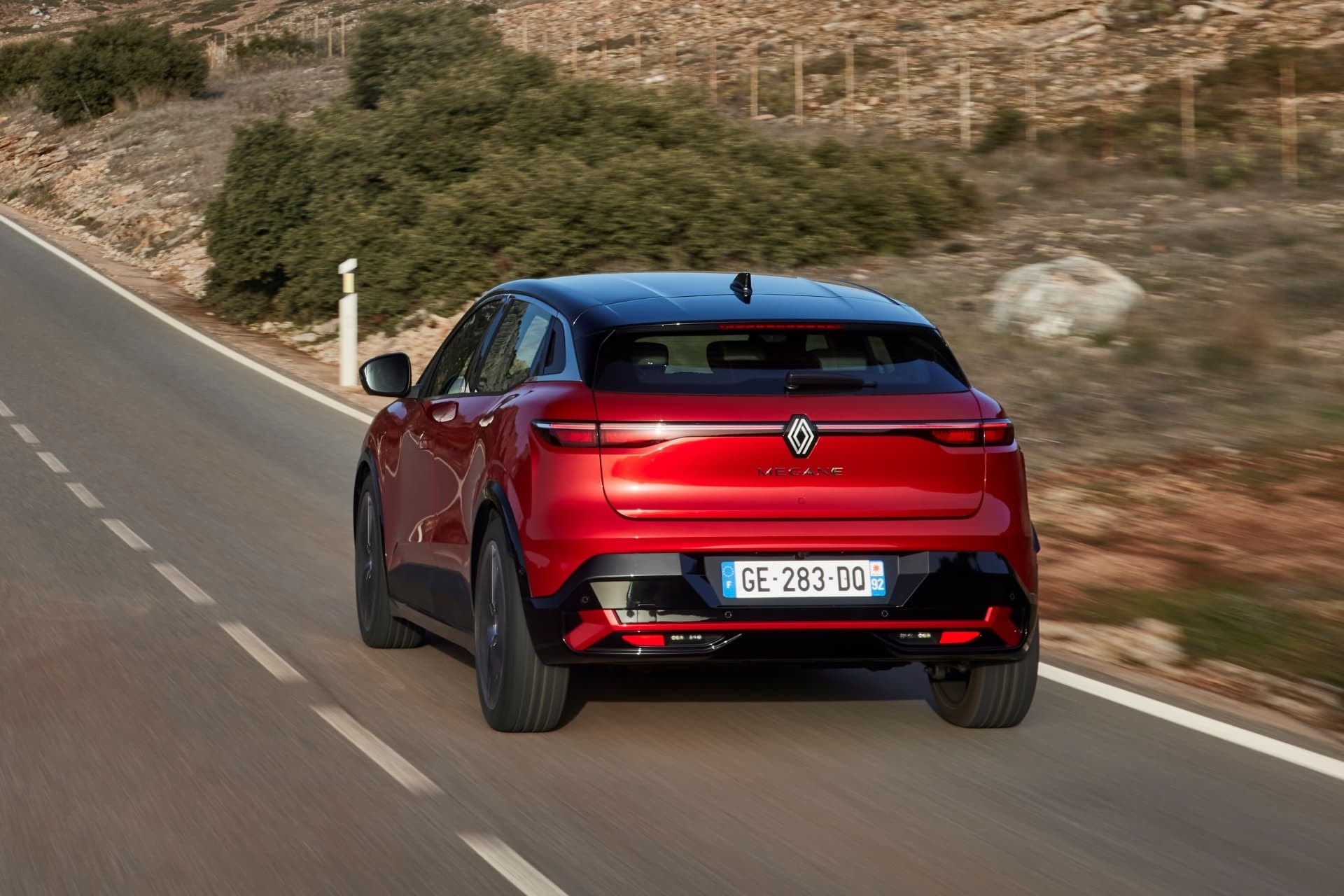 Trasera del Renault Mégane E-Tech en carretera, mostrando líneas y luces LED.