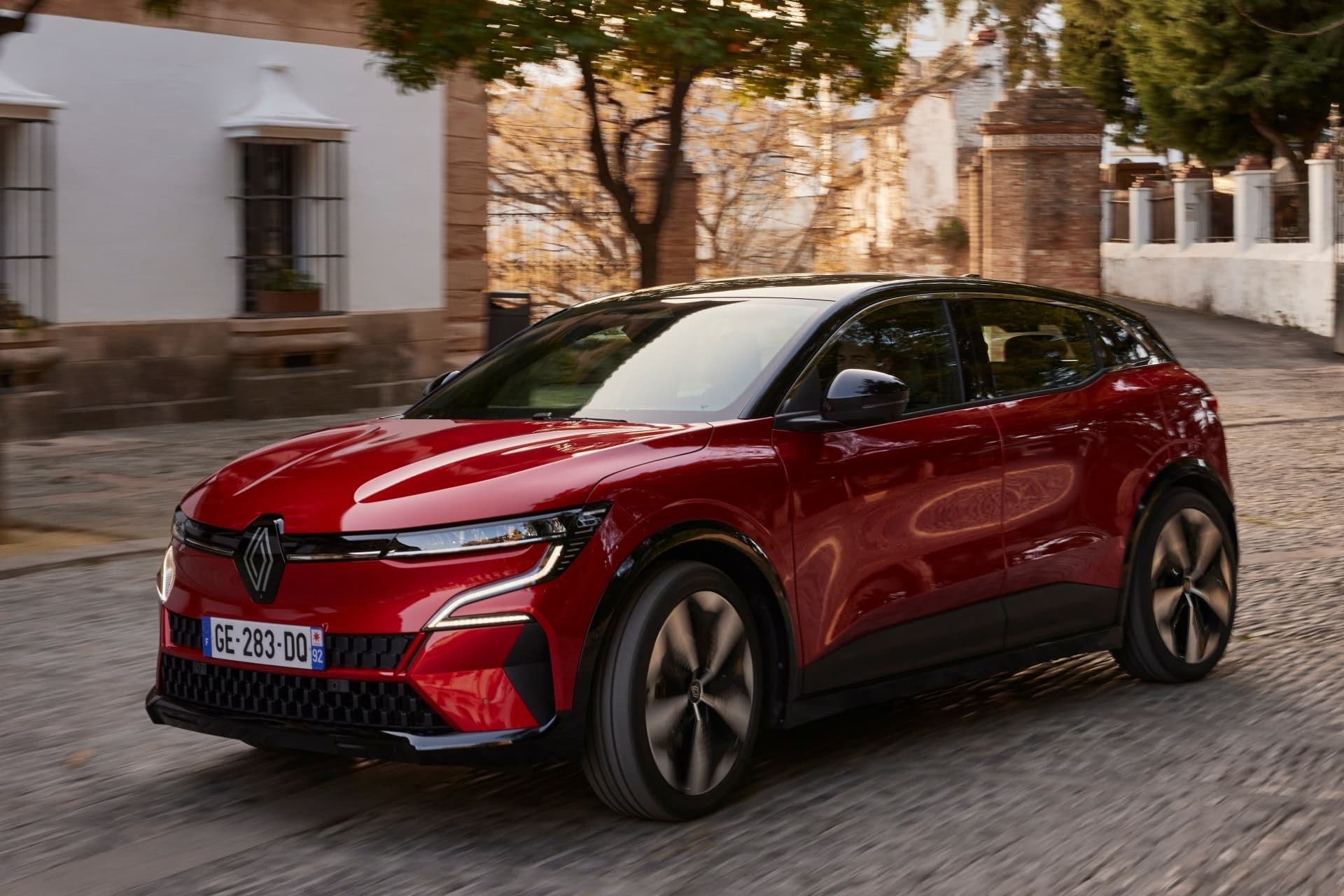 Ángulo delantero lateral que resalta la parrilla y faros del Mégane E-Tech.