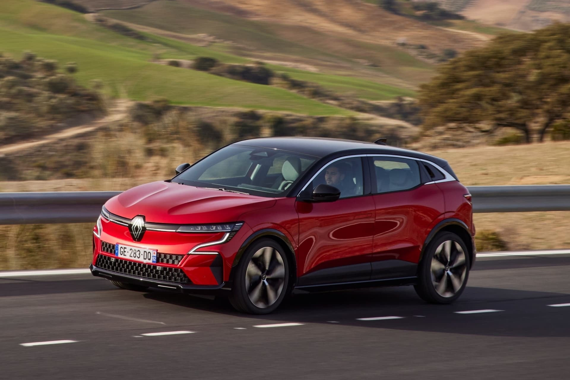 Imagen del Renault Mégane E-Tech eléctrico en carretera mostrando su frontal.
