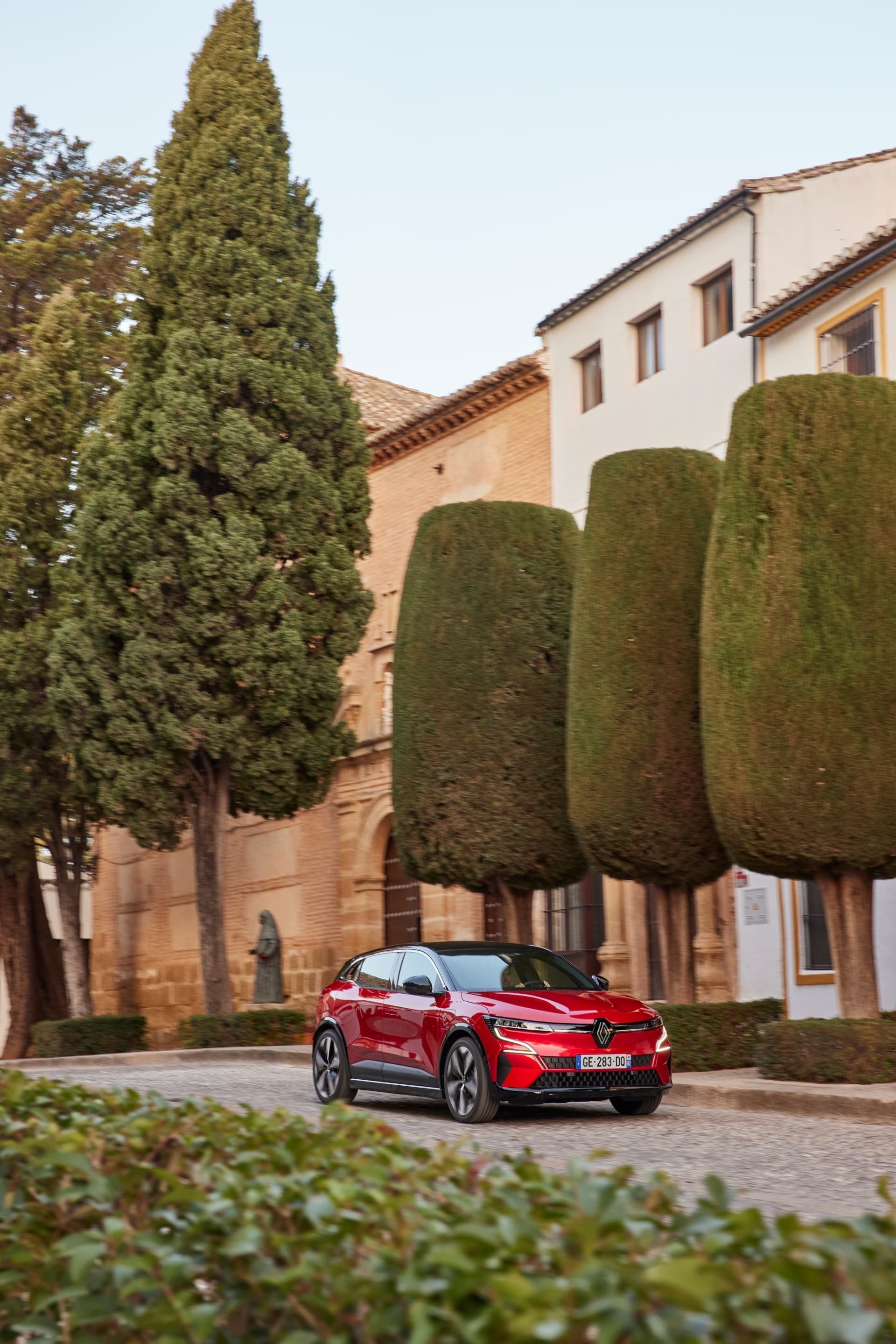 Vista lateral completa que muestra el diseño y techo del vehículo.