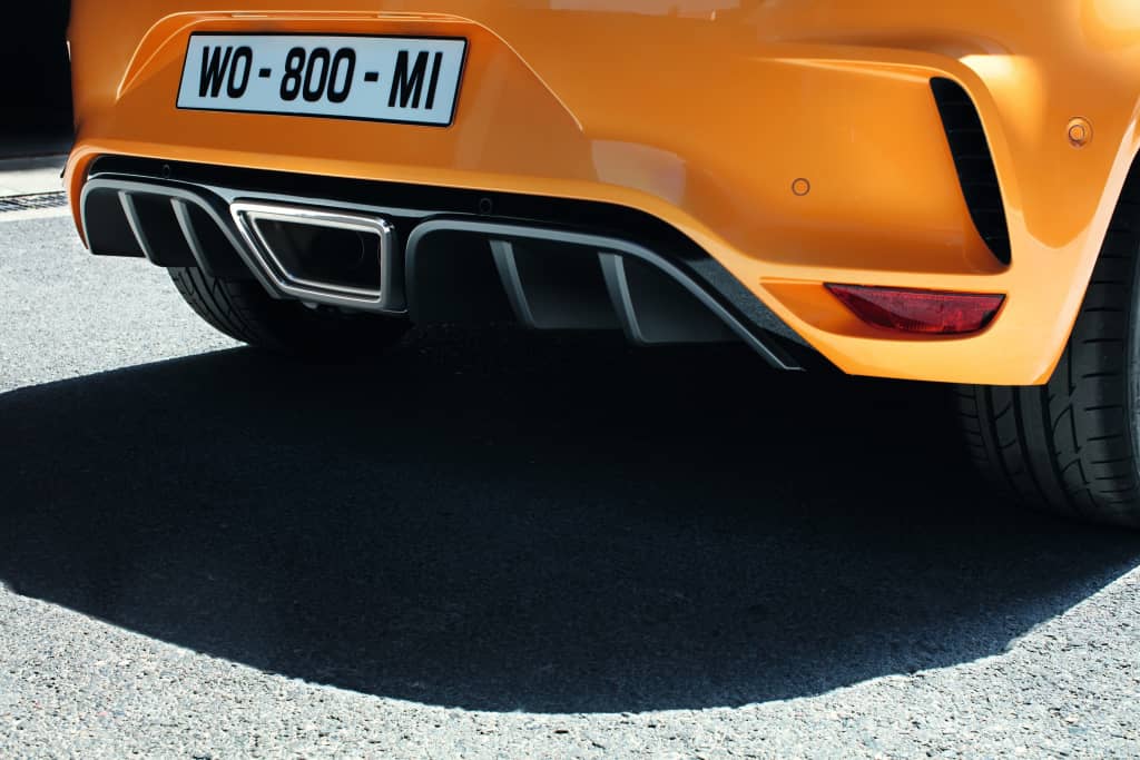 Escapes deportivos integrados en el difusor trasero.