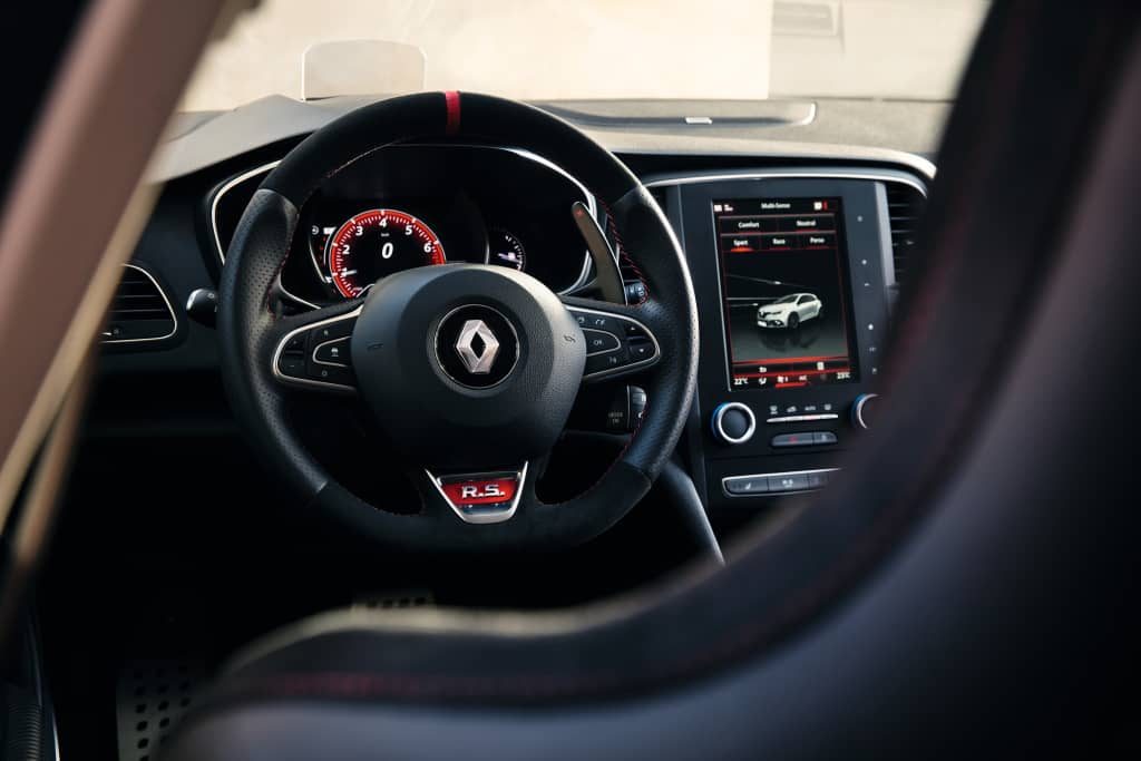 Perspectiva del conductor con instrumentación digital.