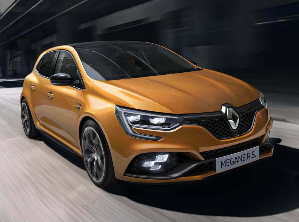 Renault Mégane RS en movimiento, exponiendo su estética deportiva y dinámica.