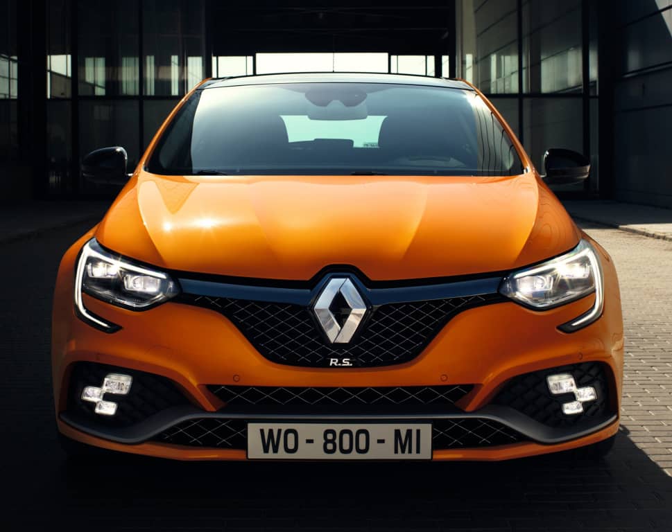 Frente del Renault Mégane RS con la firma lumínica LED y parrilla deportiva.