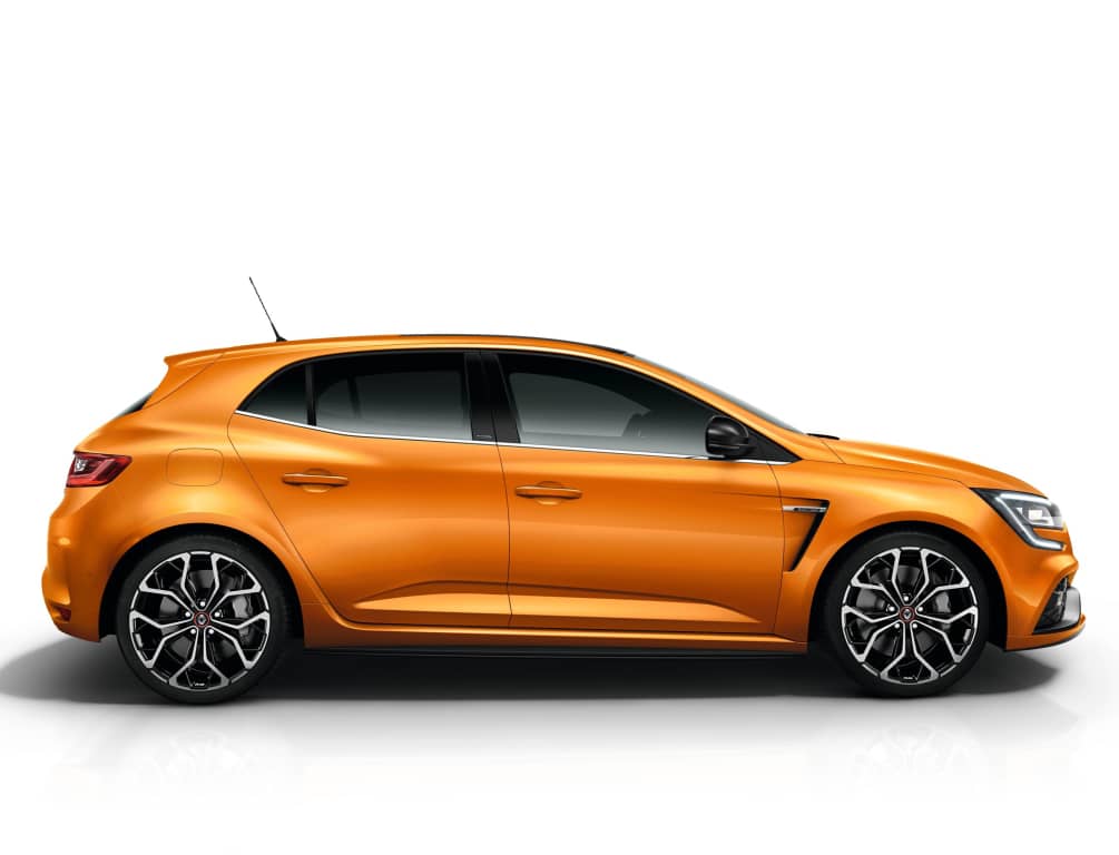 Perfil del Mégane RS con rines de diseño deportivo y marcada línea de cintura.