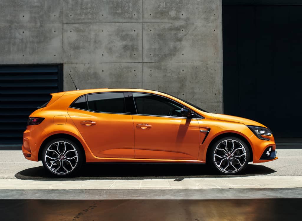 Costado del Renault Mégane RS que resalta su diseño elegante y aerodinámico.