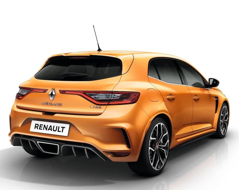 La trasera del vehículo resalta su diseño aerodinámico.