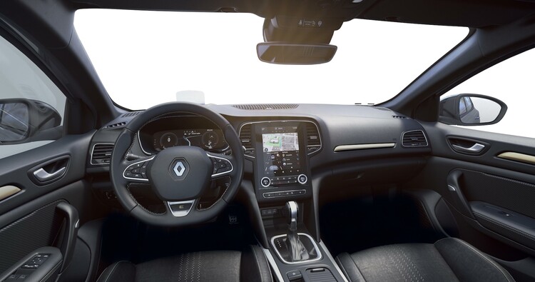 Habitáculo del Mégane ST con enfoque en volante y consola central. Habitáculo del Mégane ST con enfoque en volante y consola central.