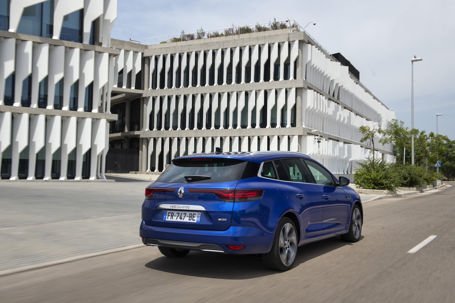 Vista trasera del Renault Mégane ST destacando su diseño y líneas.