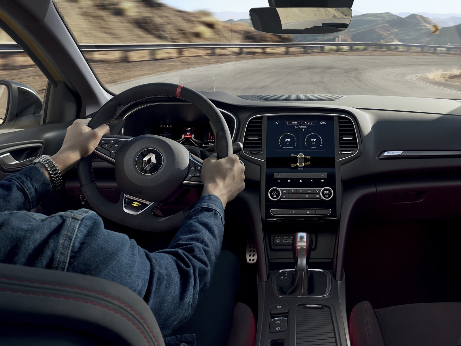 Cabina del conductor con volante y panel de instrumentos digital.