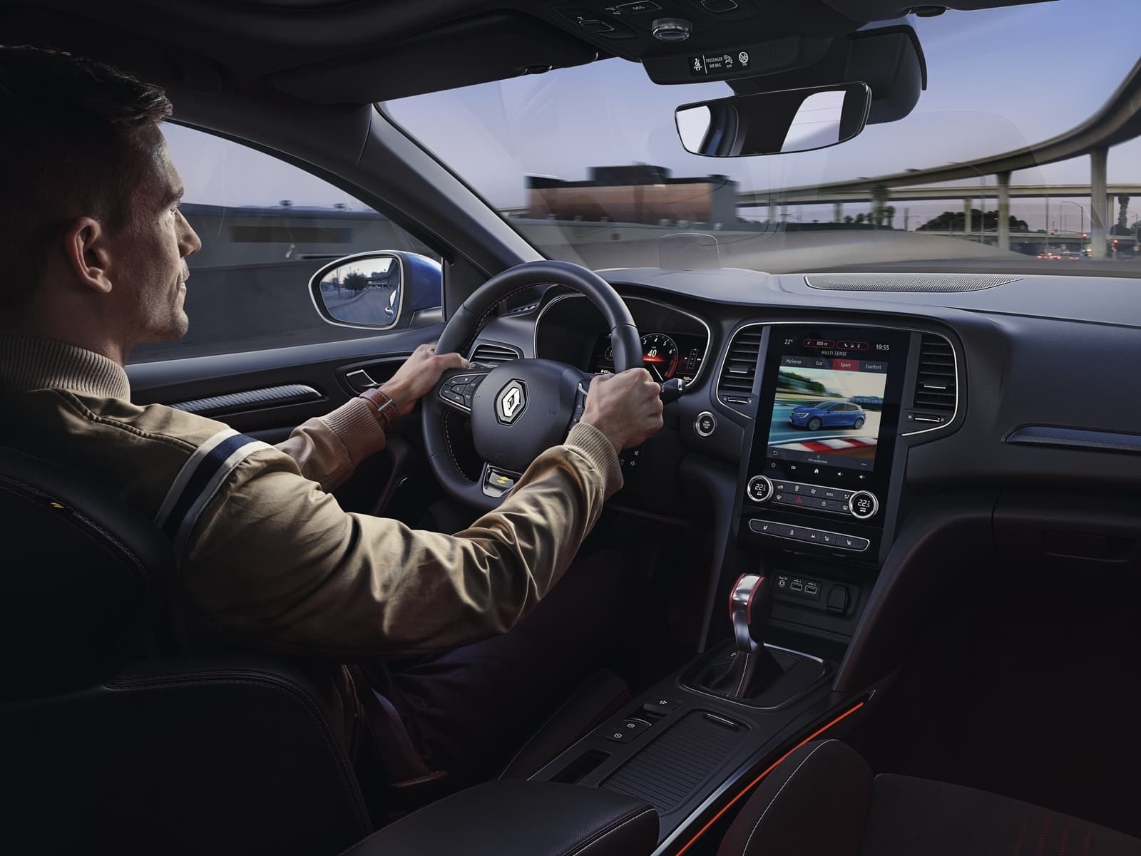 Vista del conductor con acceso a controles intuitivos y sistema multimedia avanzado.