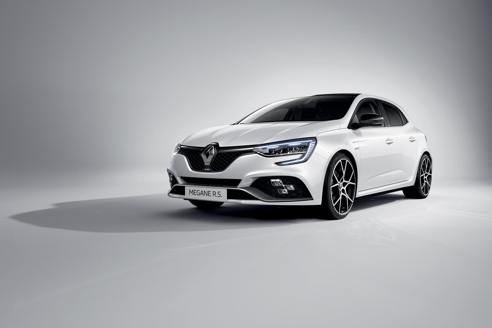 Primer plano de la llanta de aleación del Renault Mégane, diseño y deportividad.