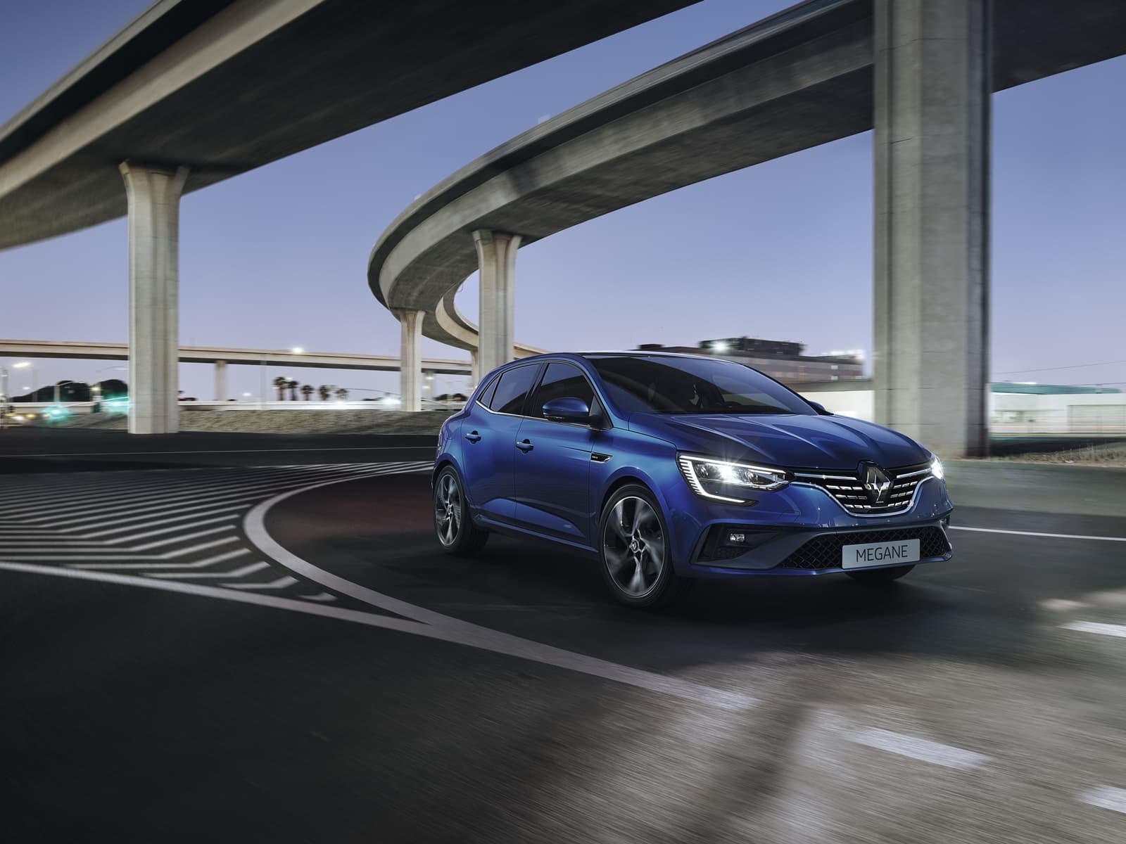 integración perfecta en el entorno urbano, el Renault Mégane combina estilo y dinamismo.