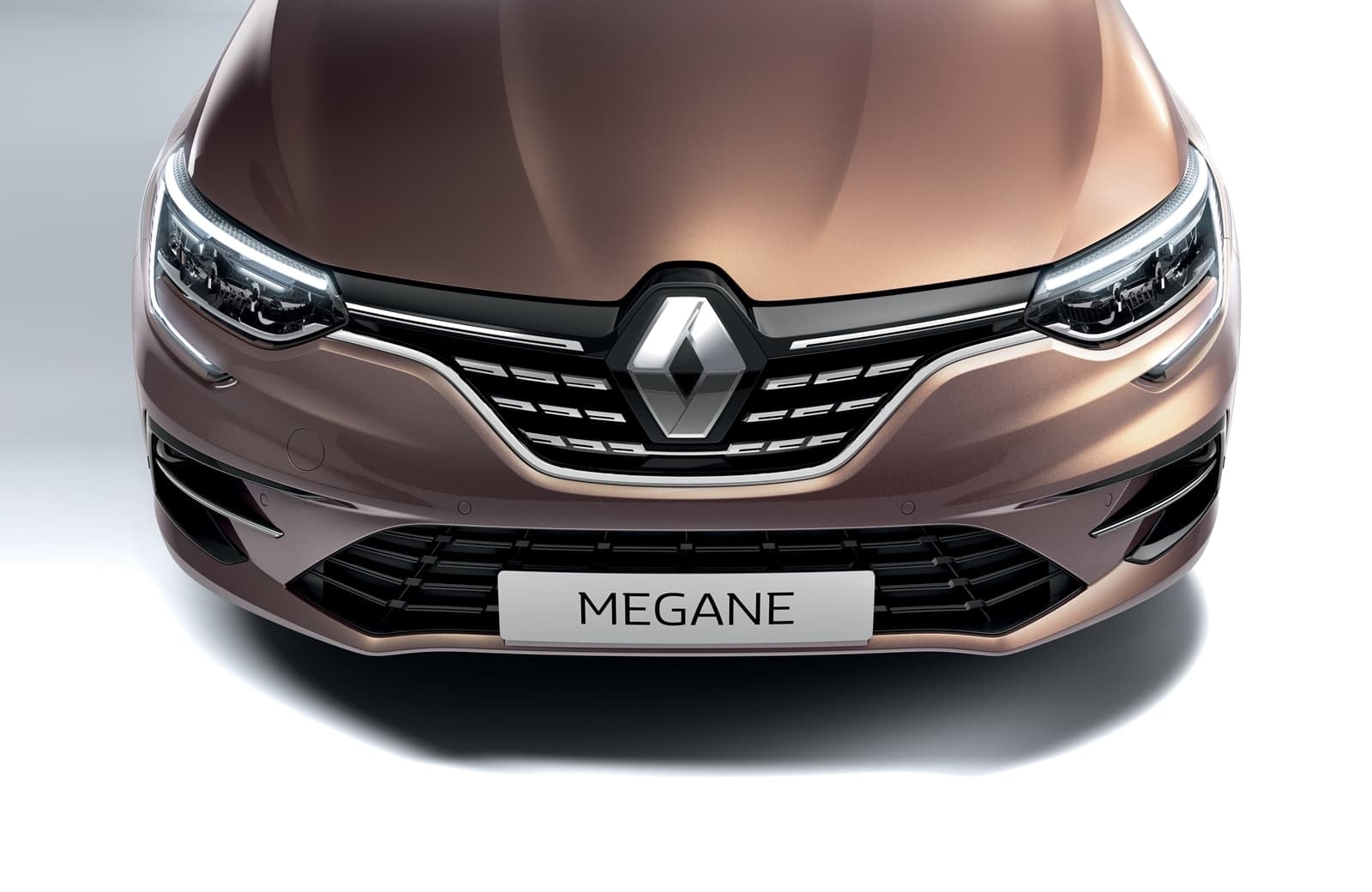Frente del Renault Mégane, con su diseño distintivo y la parrilla emblemática.