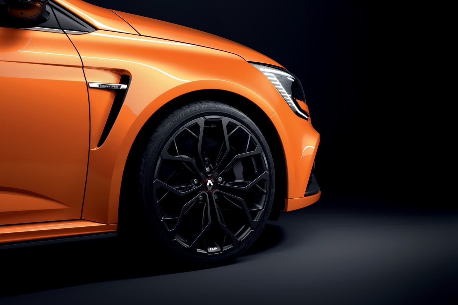 Detalle de llanta exclusiva del Renault Mégane, símbolo de deportividad.