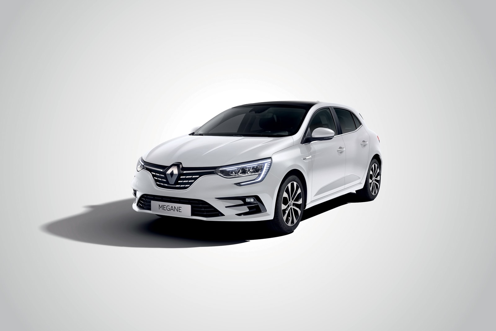 Imagen de estudio del Renault Mégane en color blanco, destacando su frontal.