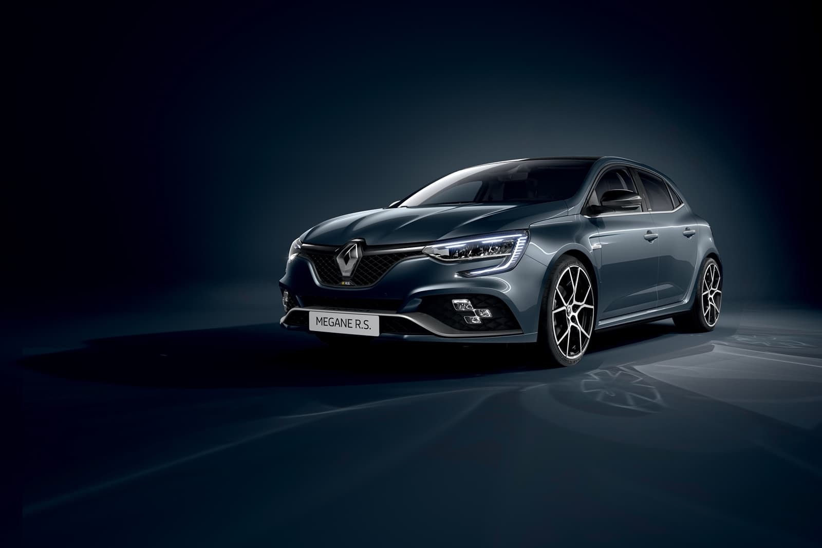 Fotografía del Renault Mégane blanco, destacando su línea frontal y lateral.